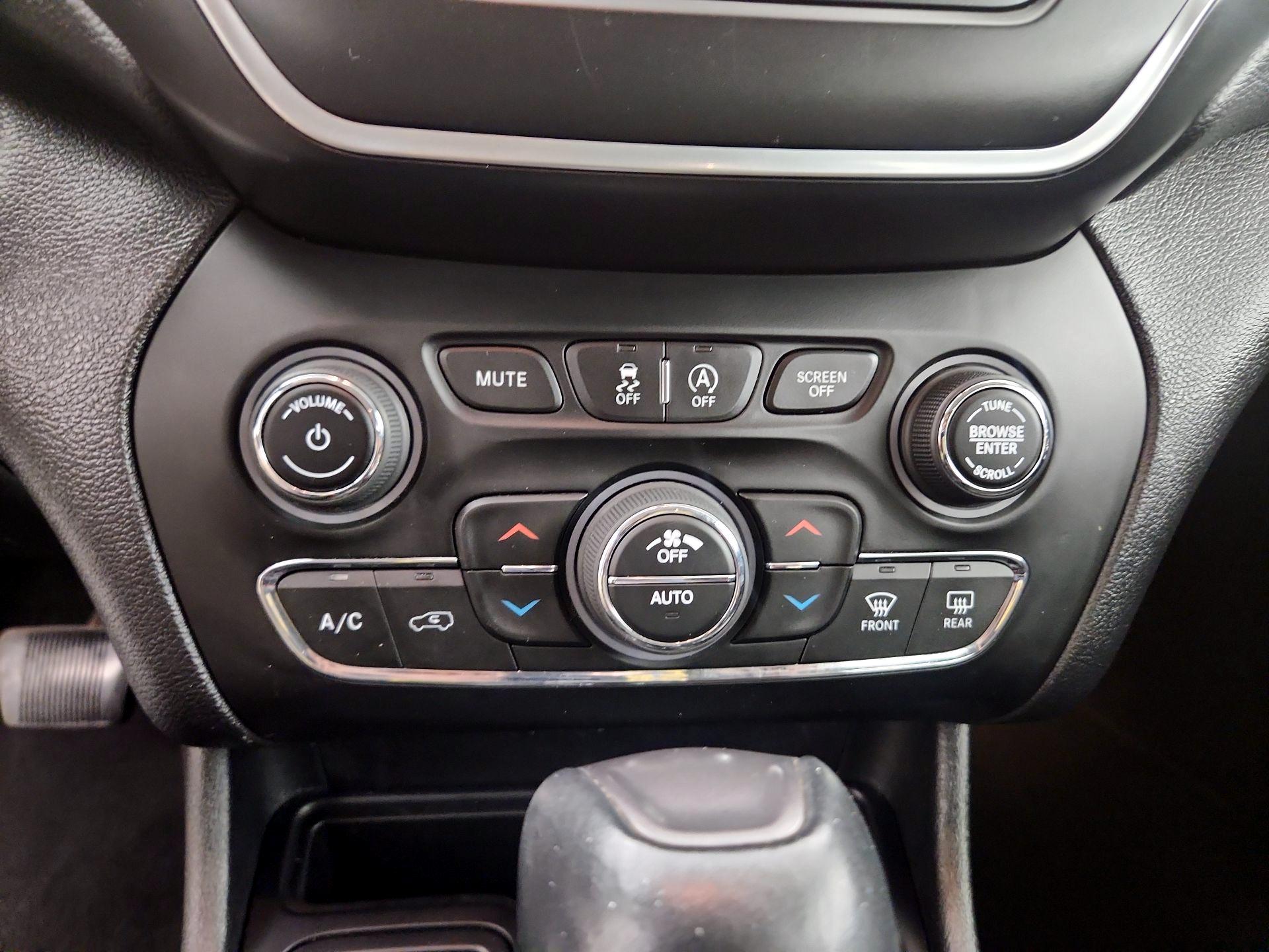 Thumbnail: 2019 Jeep Cherokee - 16