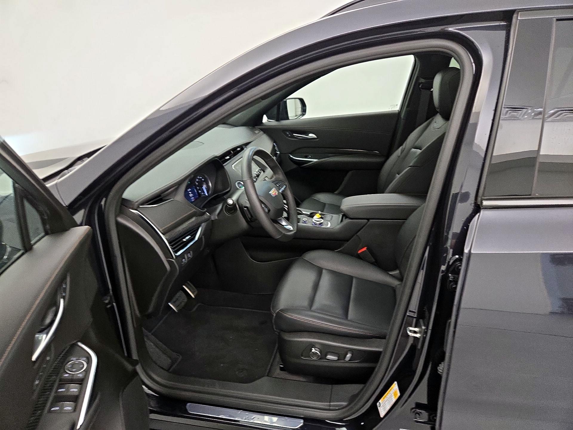 Thumbnail: 2023 Cadillac XT4 - 11