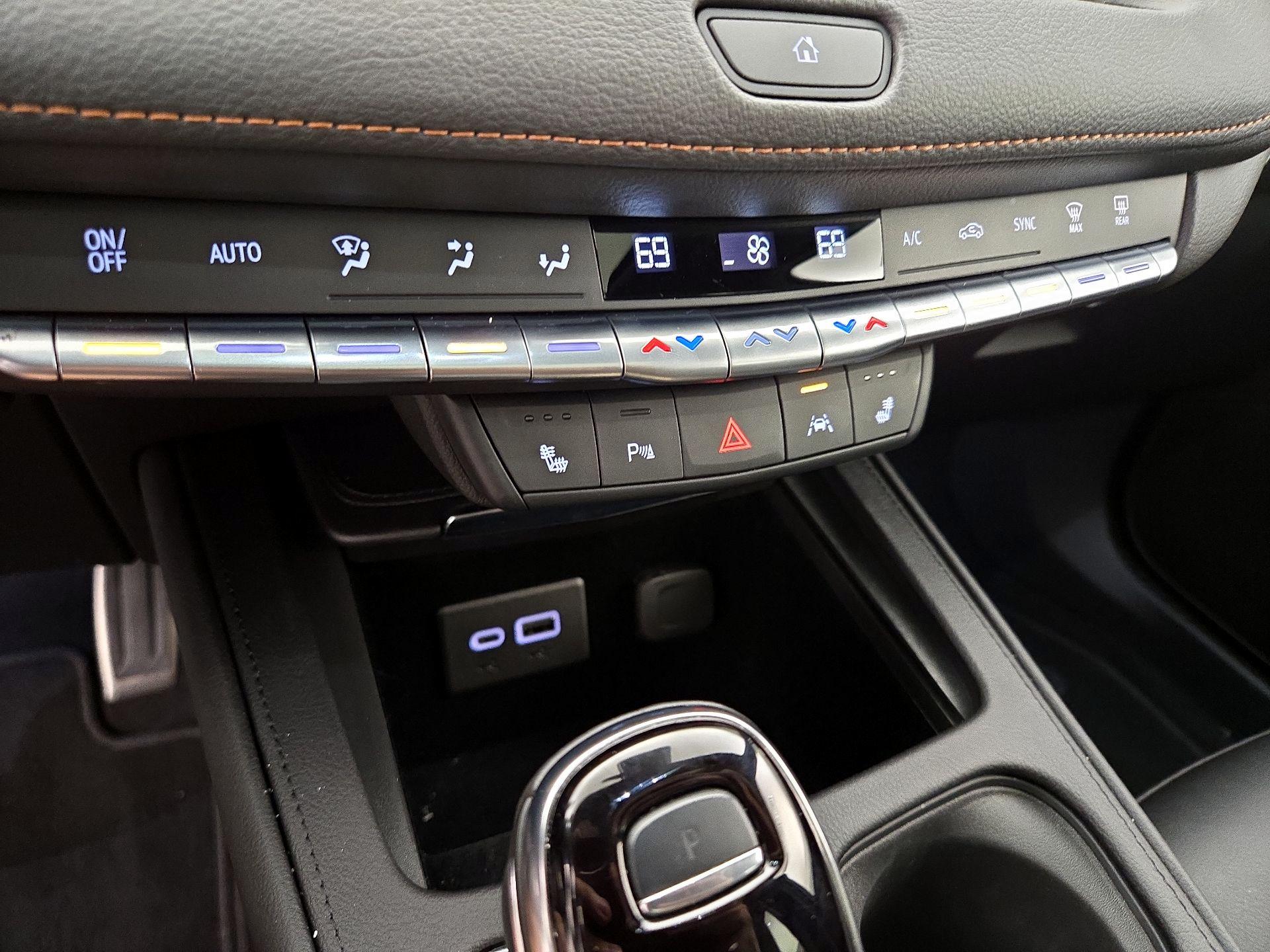 Thumbnail: 2023 Cadillac XT4 - 16