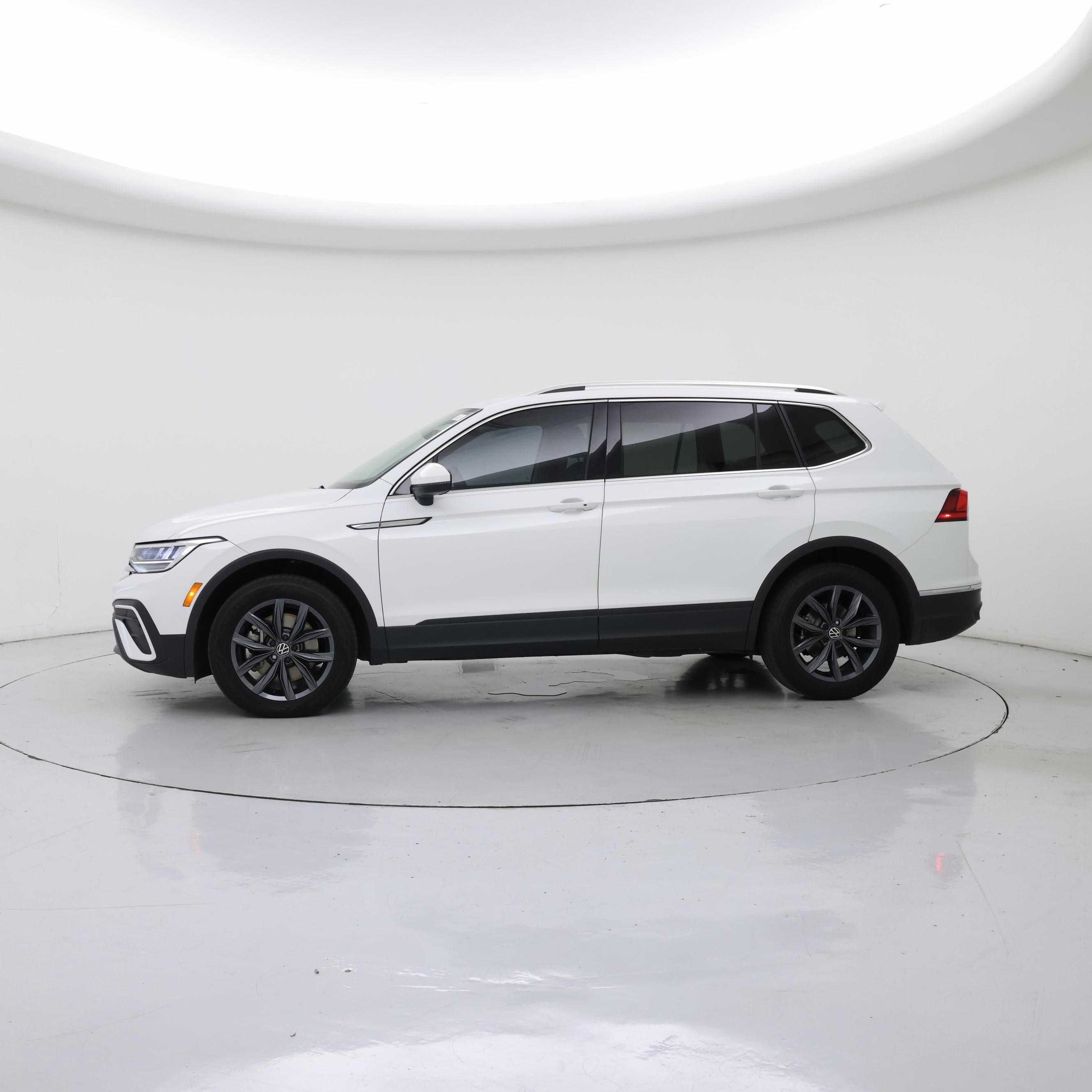 Thumbnail: 2022 Volkswagen Tiguan - 3