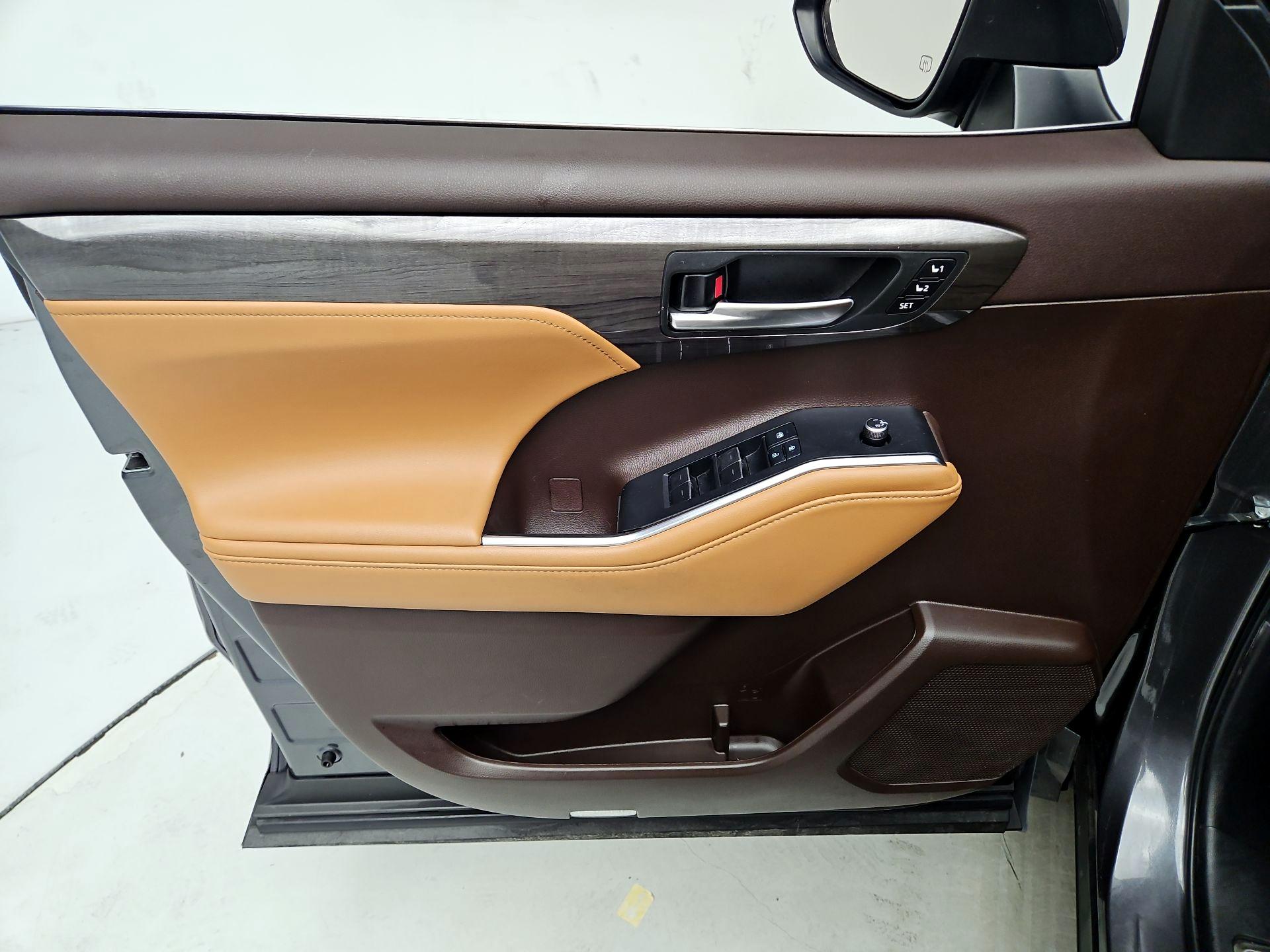Thumbnail: 2022 Toyota Highlander - 12