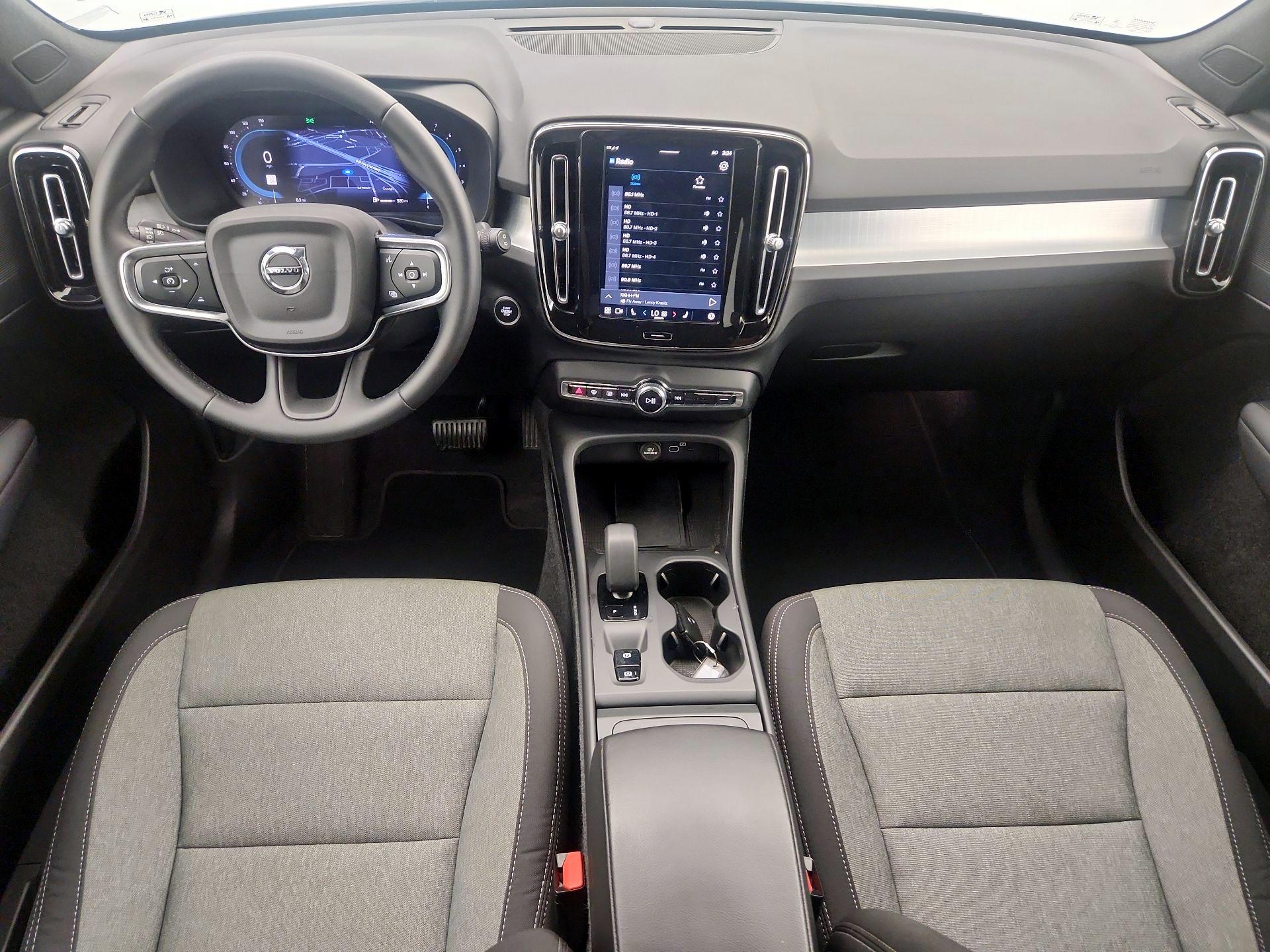 Thumbnail: 2025 Volvo XC40 - 9
