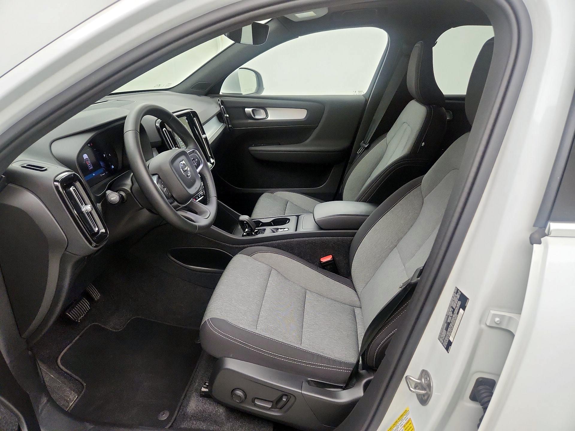 Thumbnail: 2025 Volvo XC40 - 11