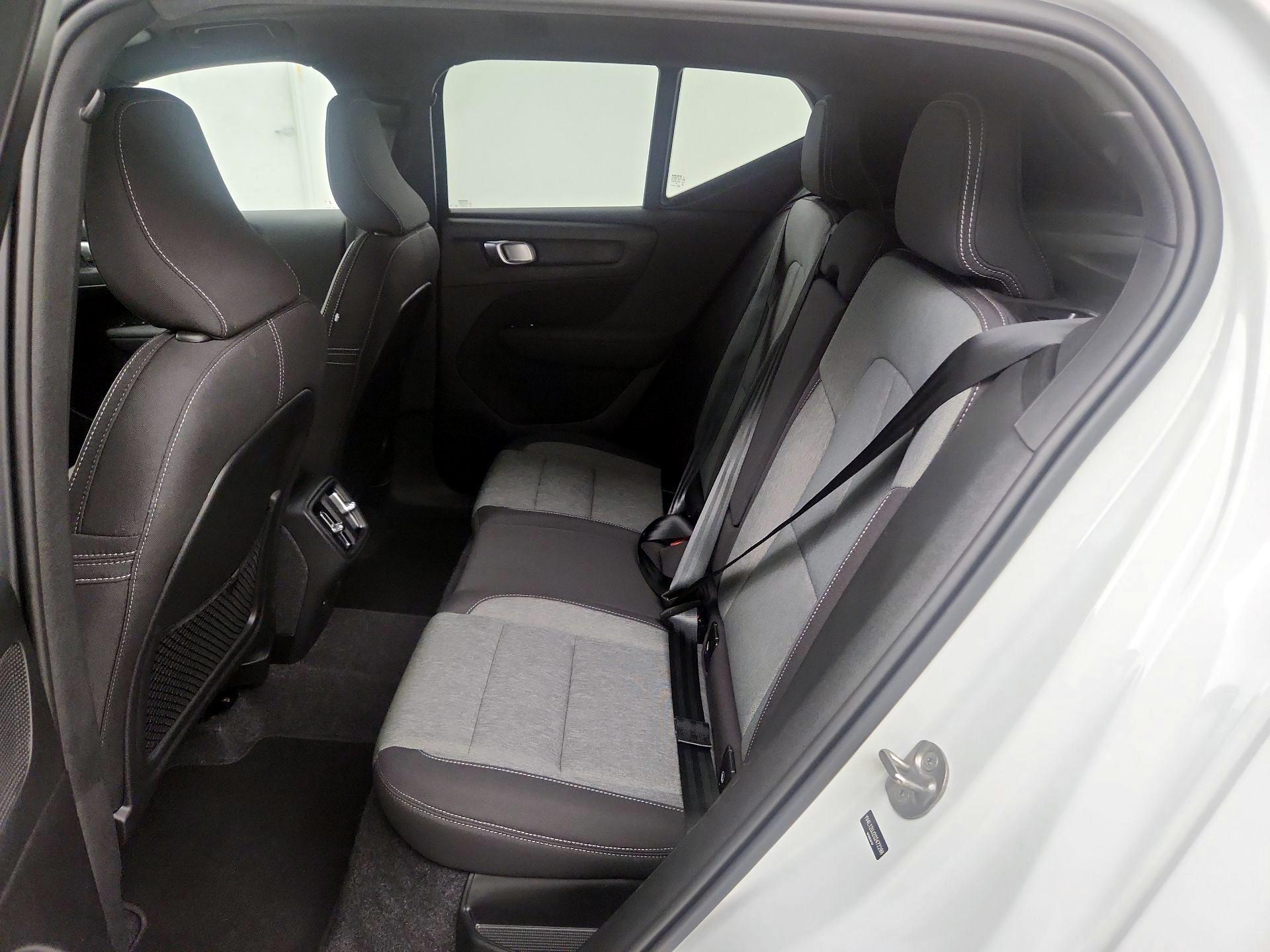 Thumbnail: 2025 Volvo XC40 - 17