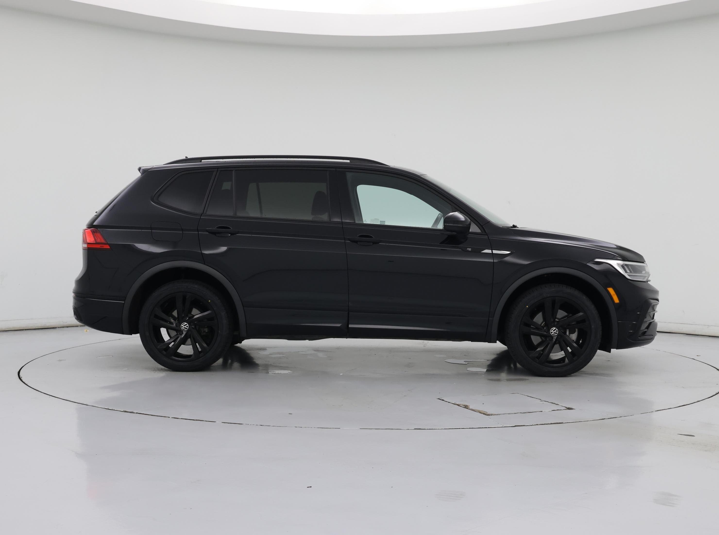 Thumbnail: 2023 Volkswagen Tiguan - 7