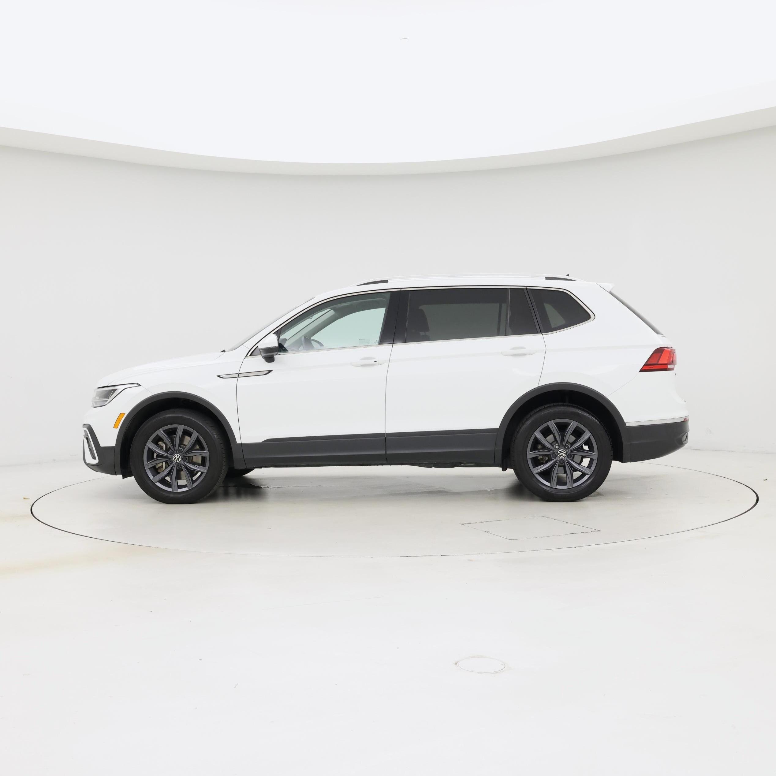 Thumbnail: 2022 Volkswagen Tiguan - 3