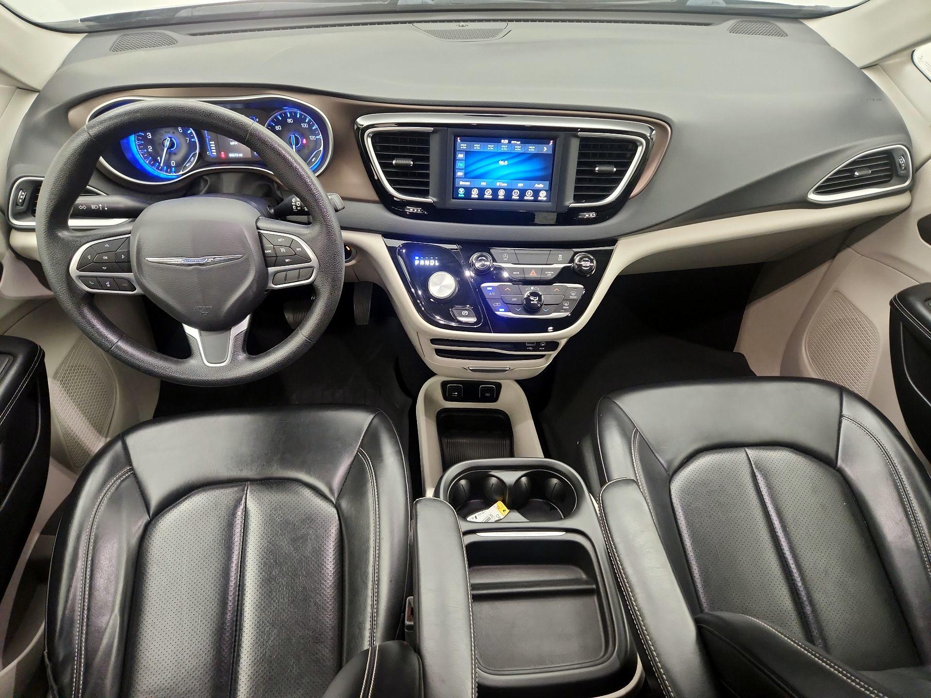 Thumbnail: 2020 Chrysler Voyager - 9