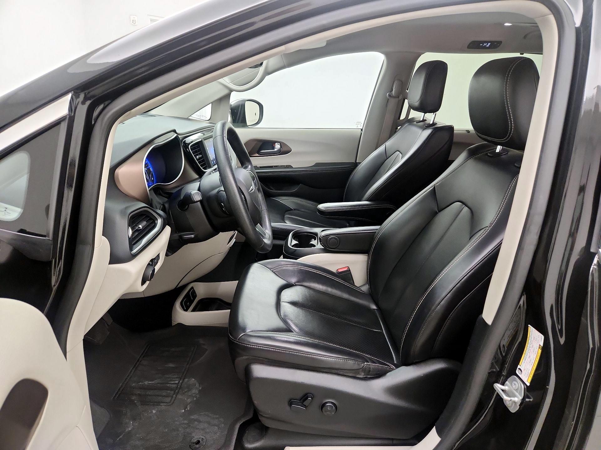 Thumbnail: 2020 Chrysler Voyager - 11