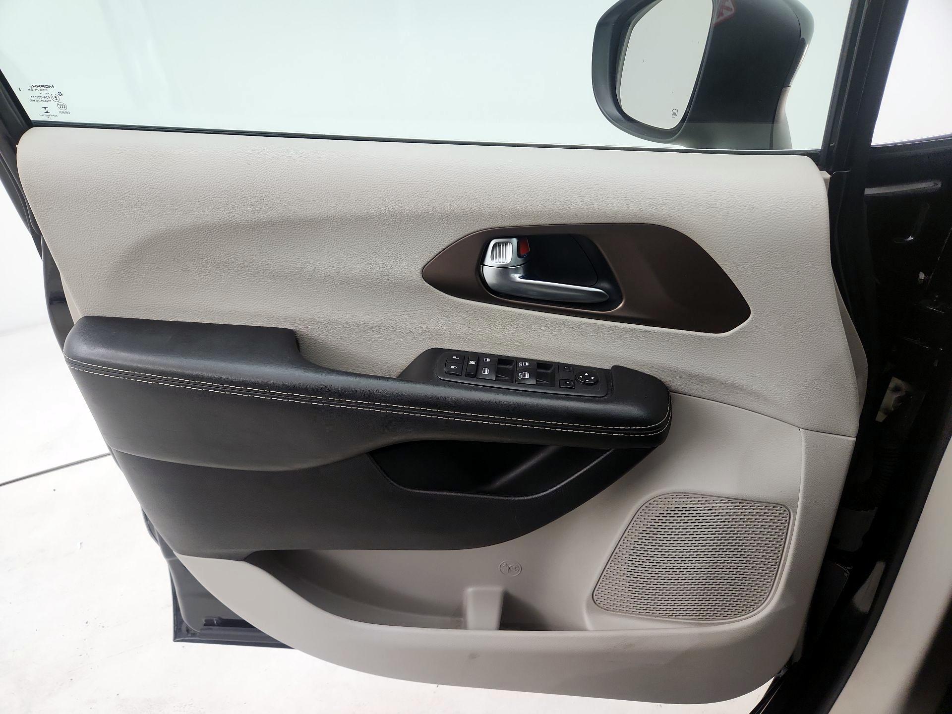 Thumbnail: 2020 Chrysler Voyager - 12