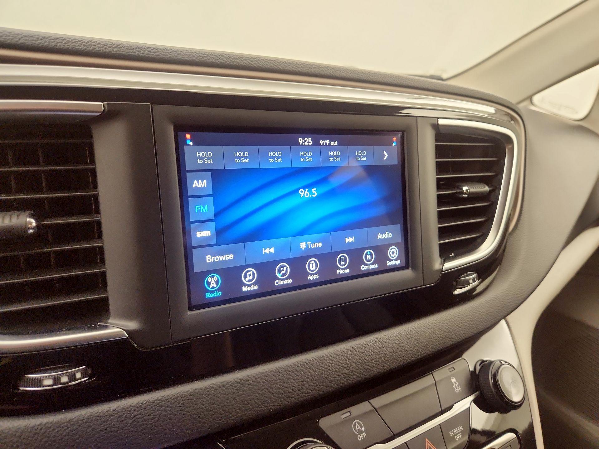 Thumbnail: 2020 Chrysler Voyager - 15