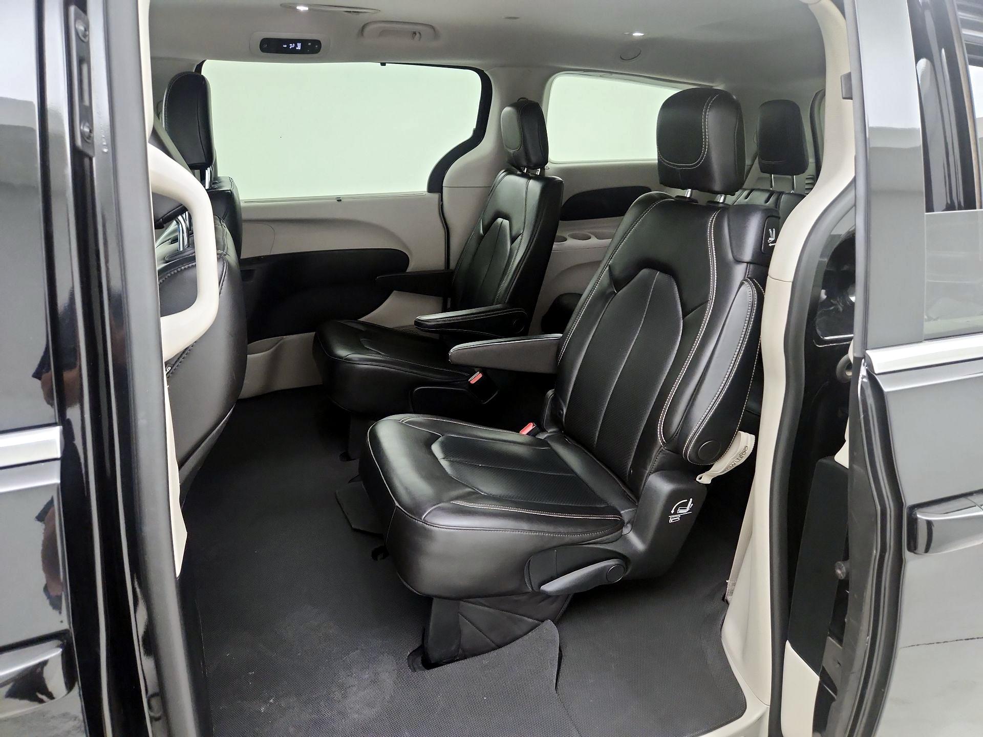 Thumbnail: 2020 Chrysler Voyager - 18