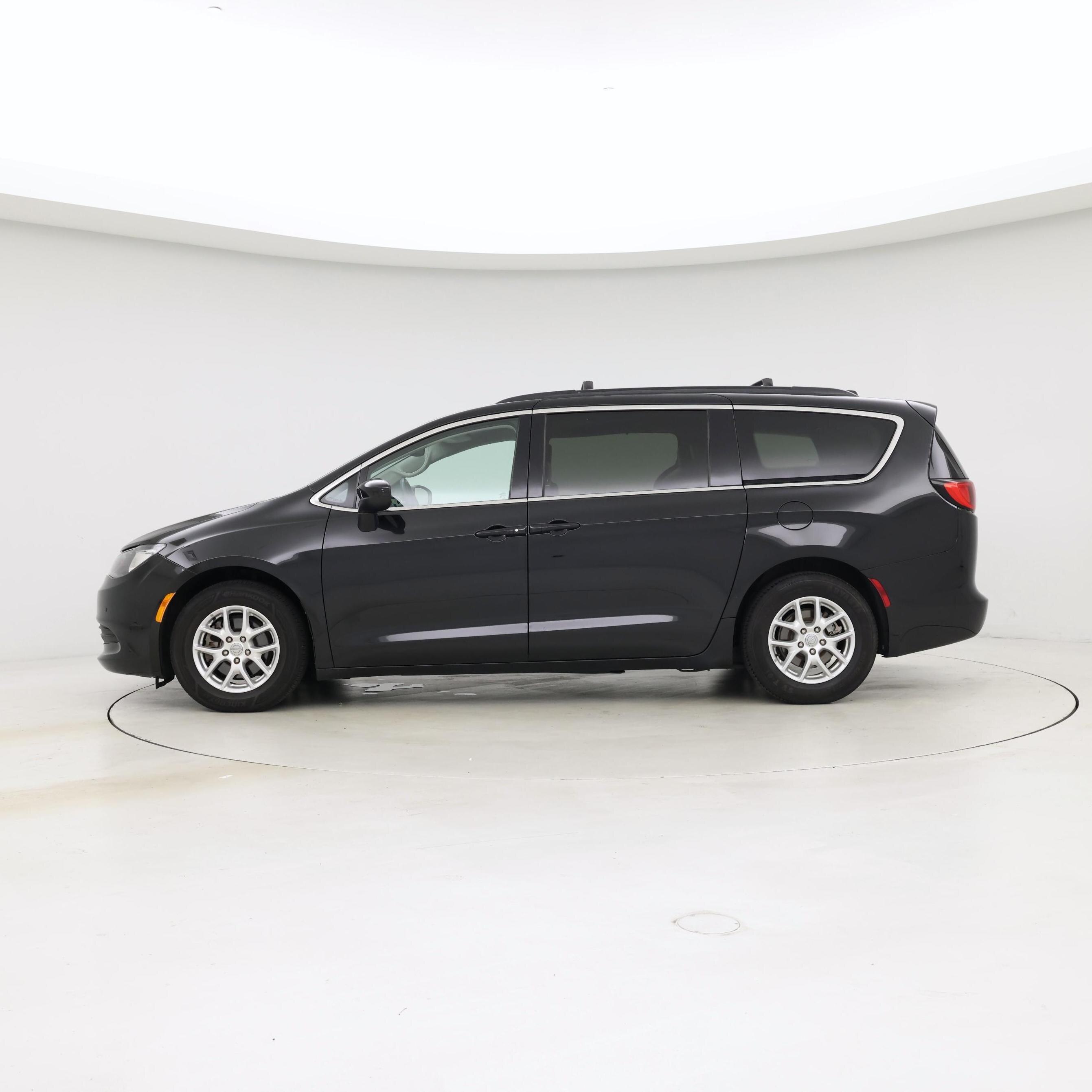 Thumbnail: 2020 Chrysler Voyager - 3