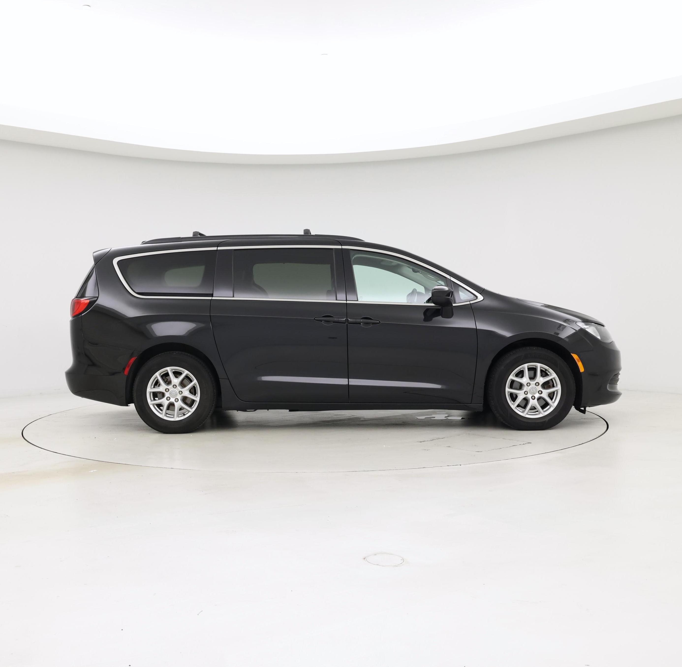 Thumbnail: 2020 Chrysler Voyager - 7