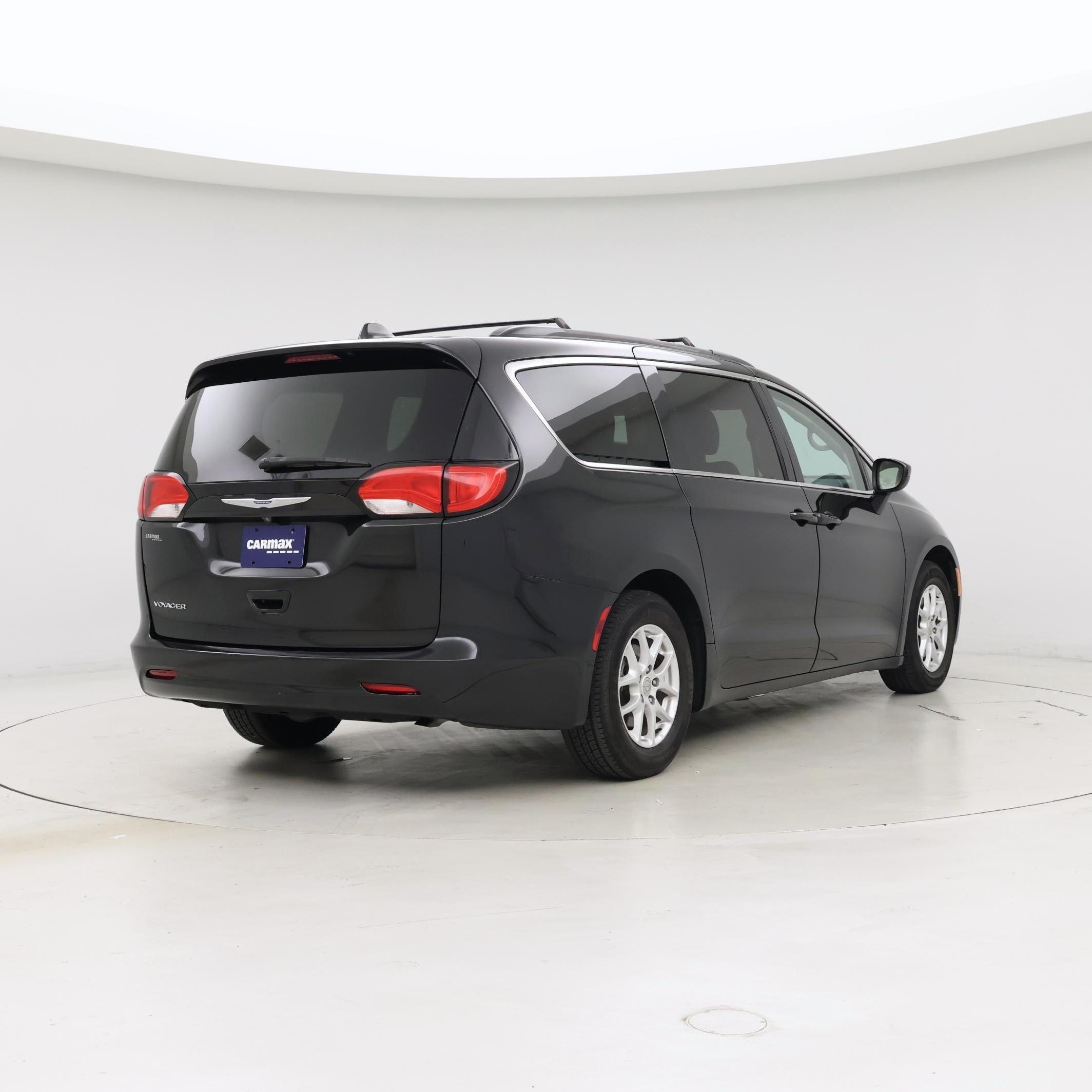 Thumbnail: 2020 Chrysler Voyager - 8