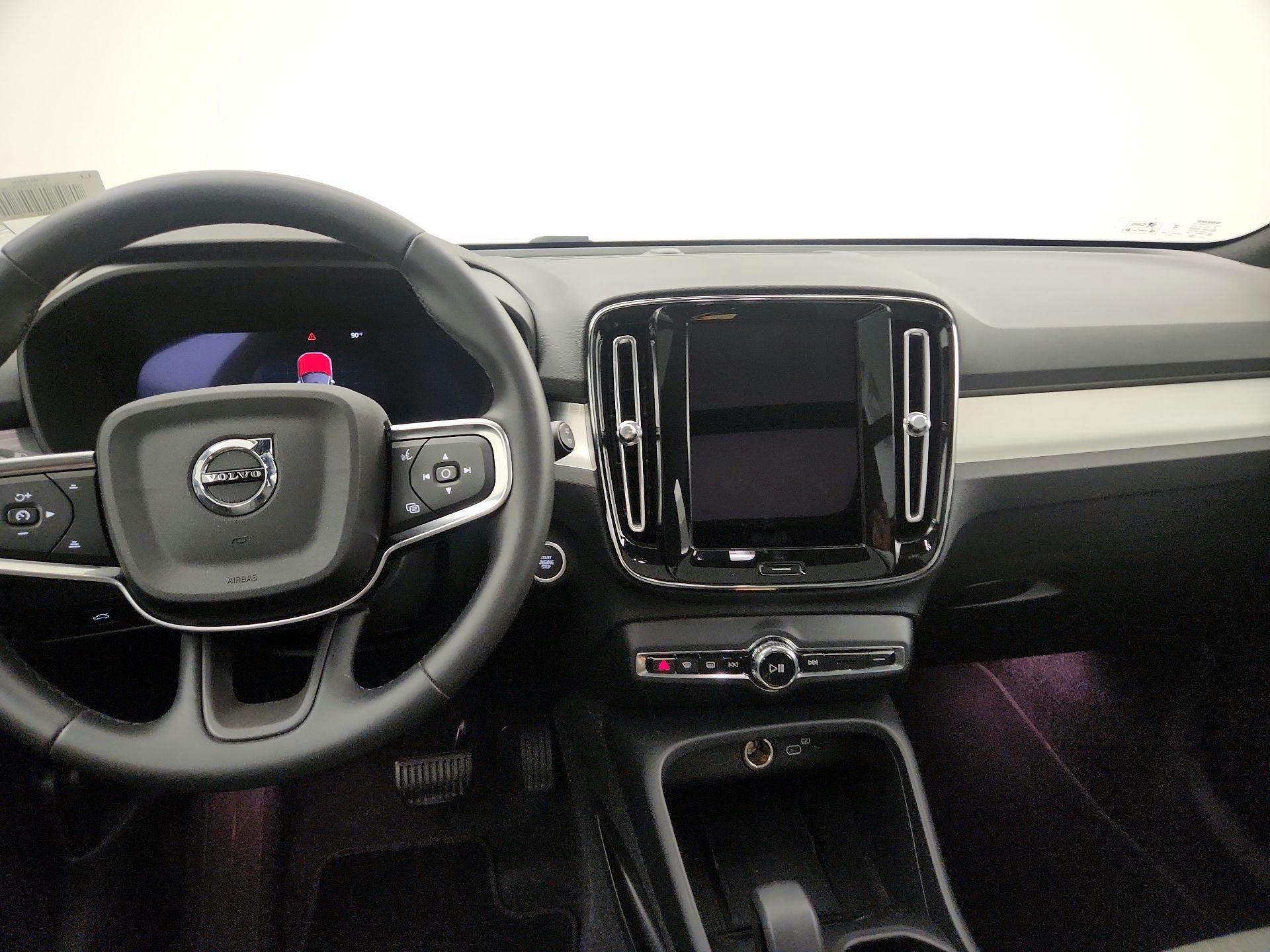 Thumbnail: 2025 Volvo XC40 - 9