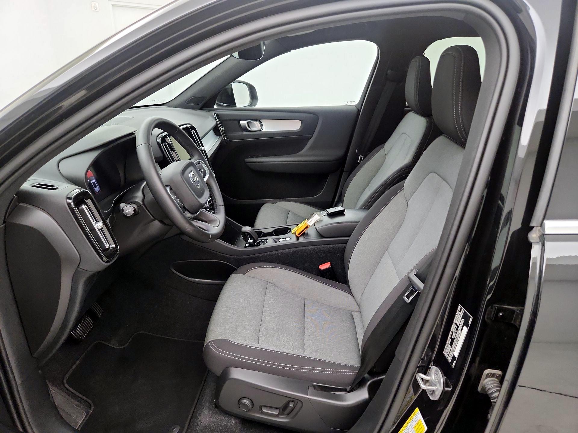 Thumbnail: 2025 Volvo XC40 - 11