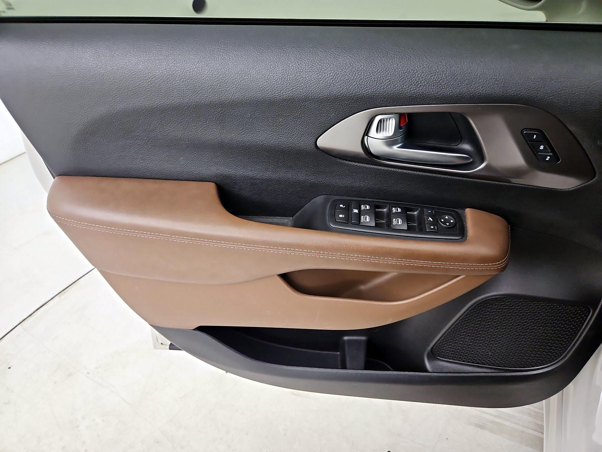 Thumbnail: 2017 Chrysler Pacifica - 12