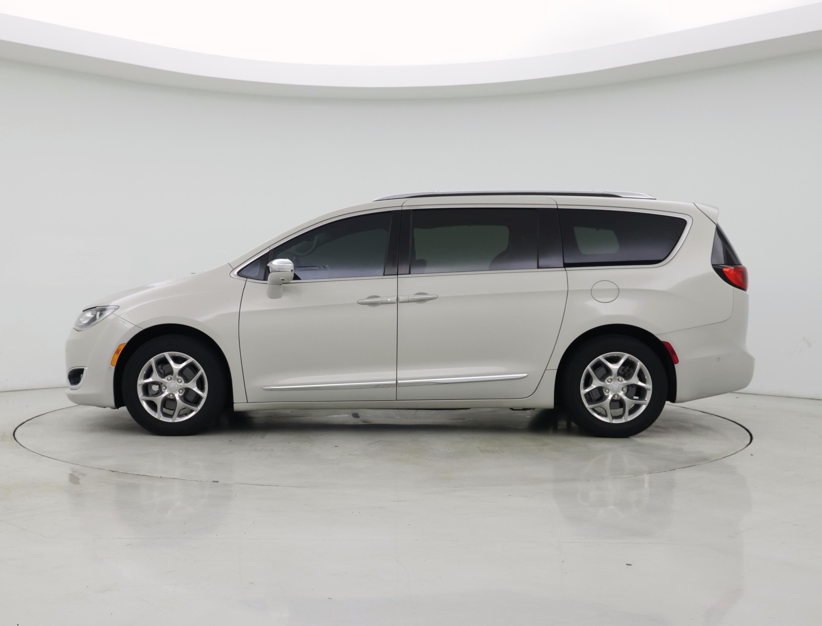 Thumbnail: 2017 Chrysler Pacifica - 3