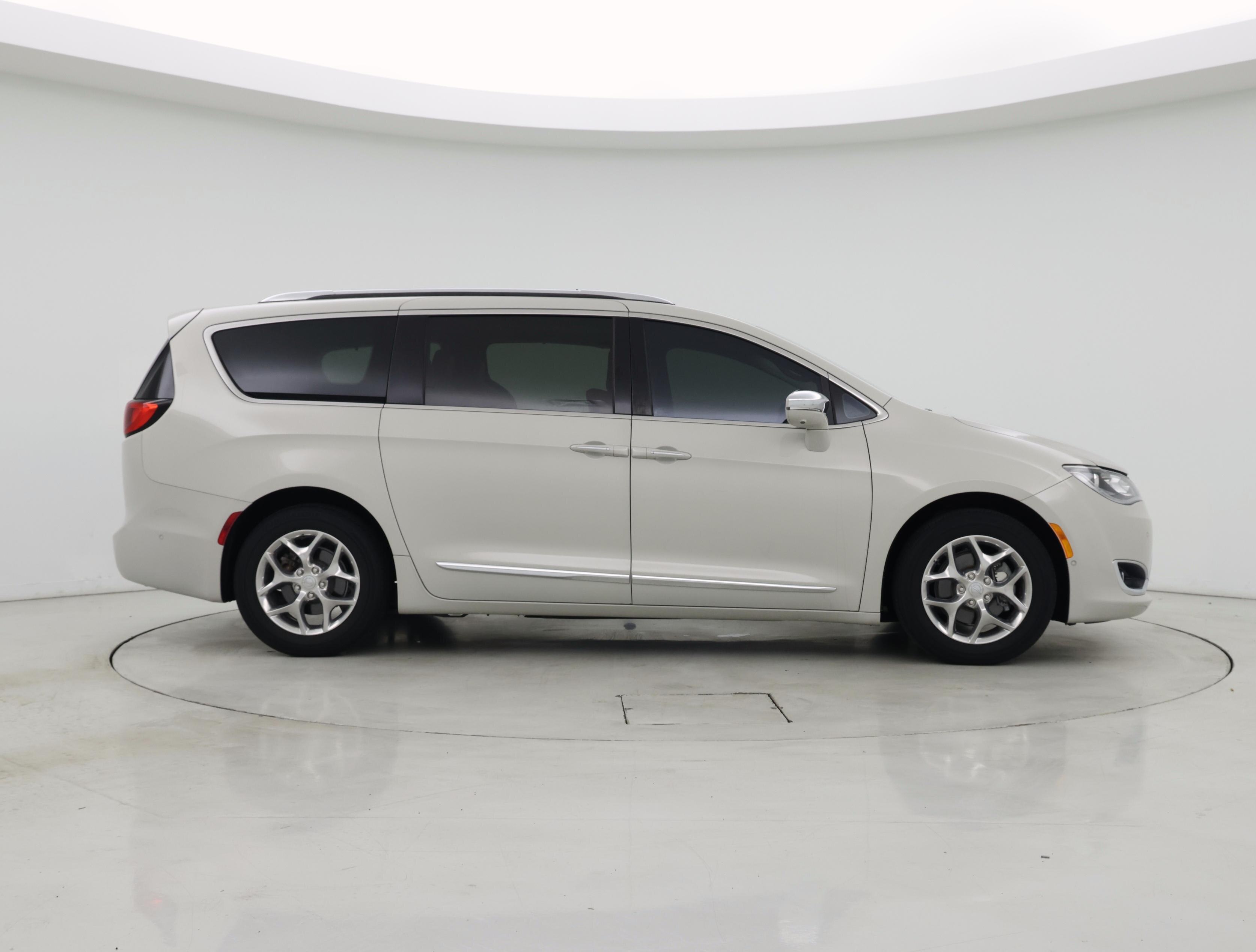 Thumbnail: 2017 Chrysler Pacifica - 7