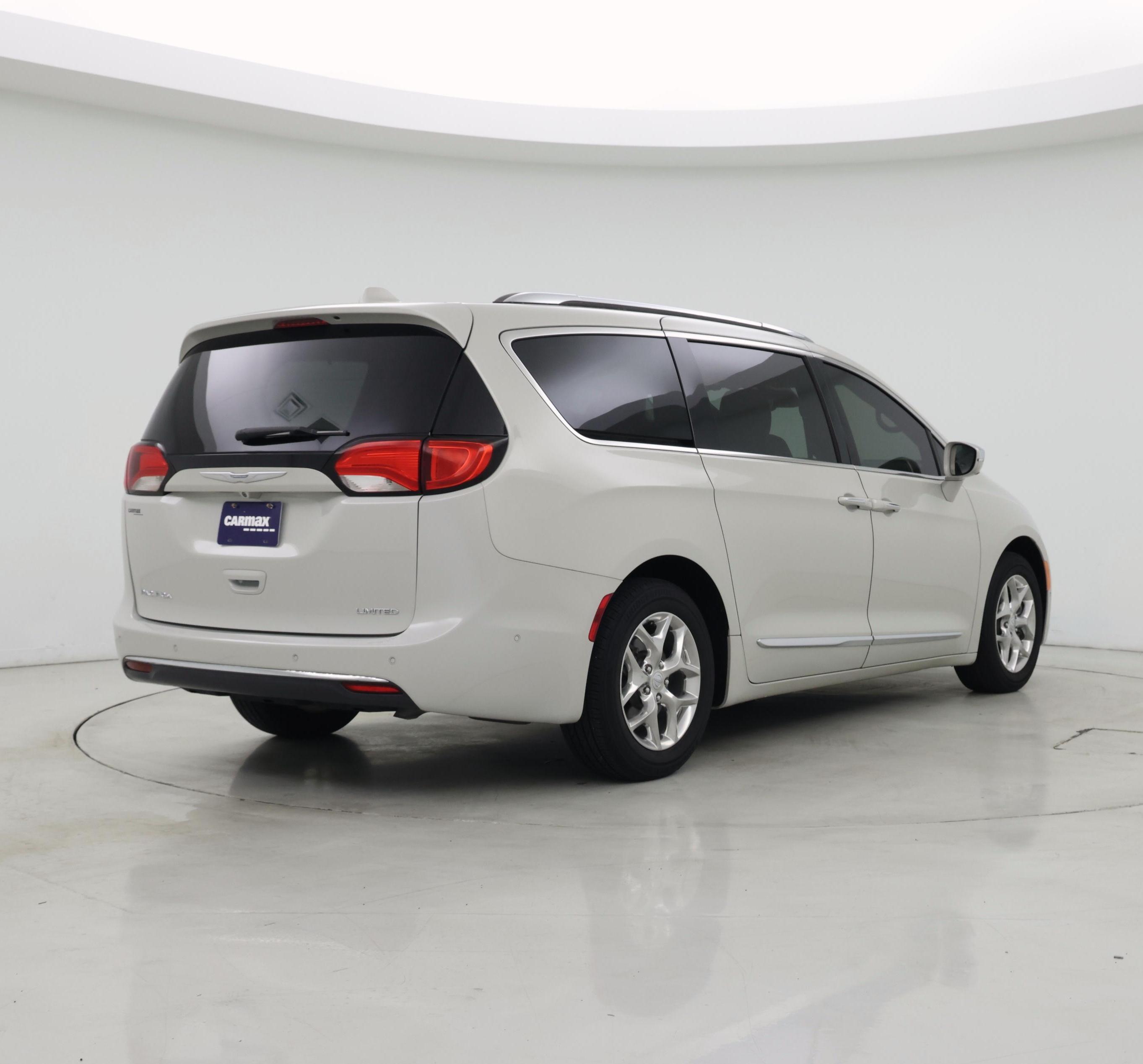 Thumbnail: 2017 Chrysler Pacifica - 8