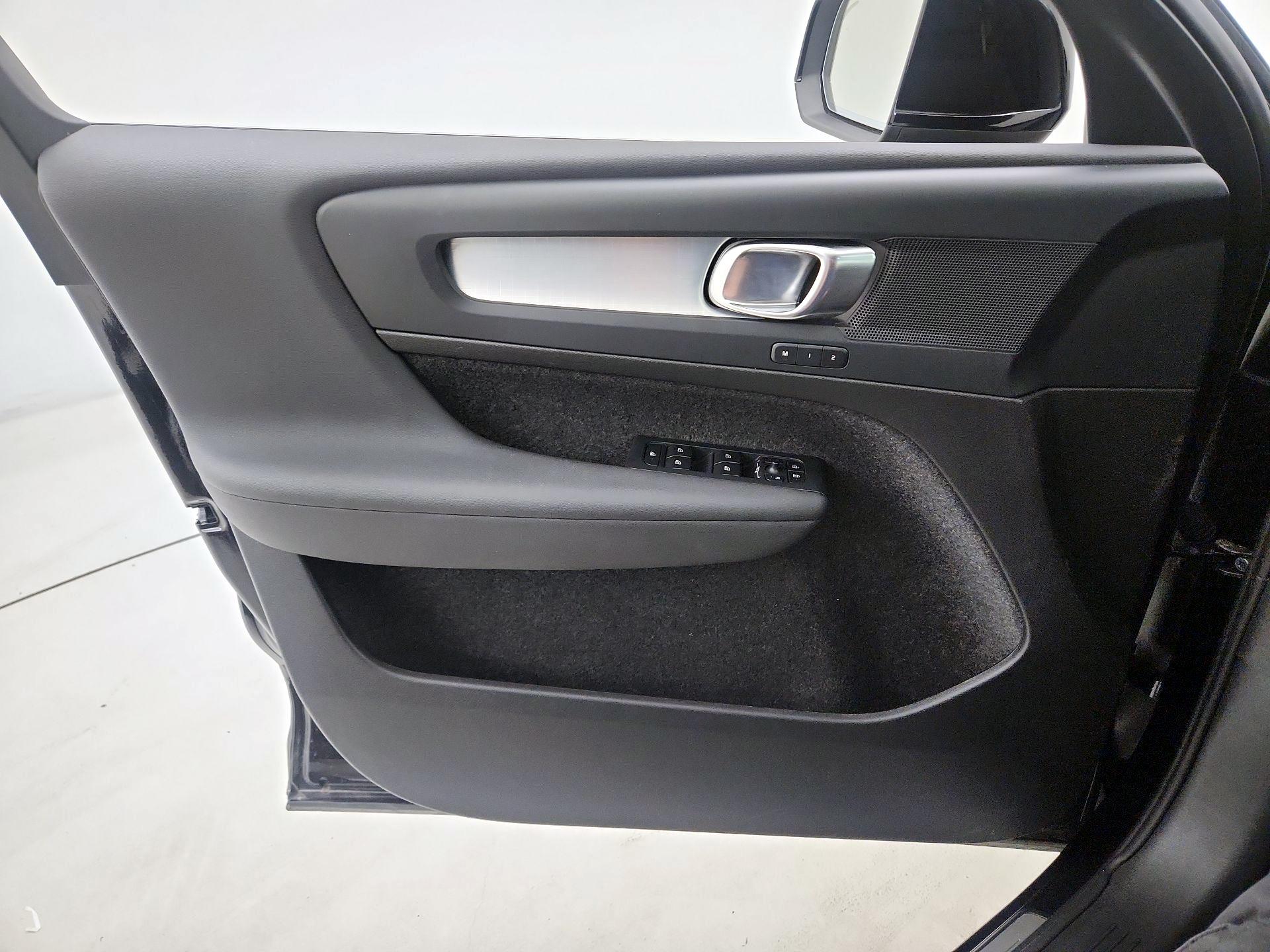 Thumbnail: 2025 Volvo XC40 - 12