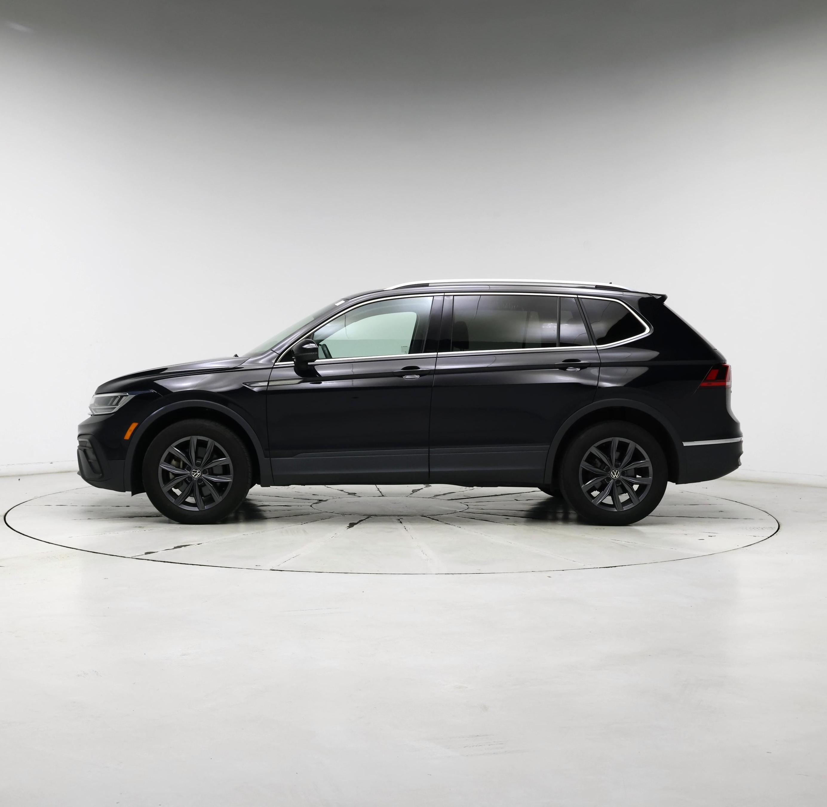 Thumbnail: 2022 Volkswagen Tiguan - 3