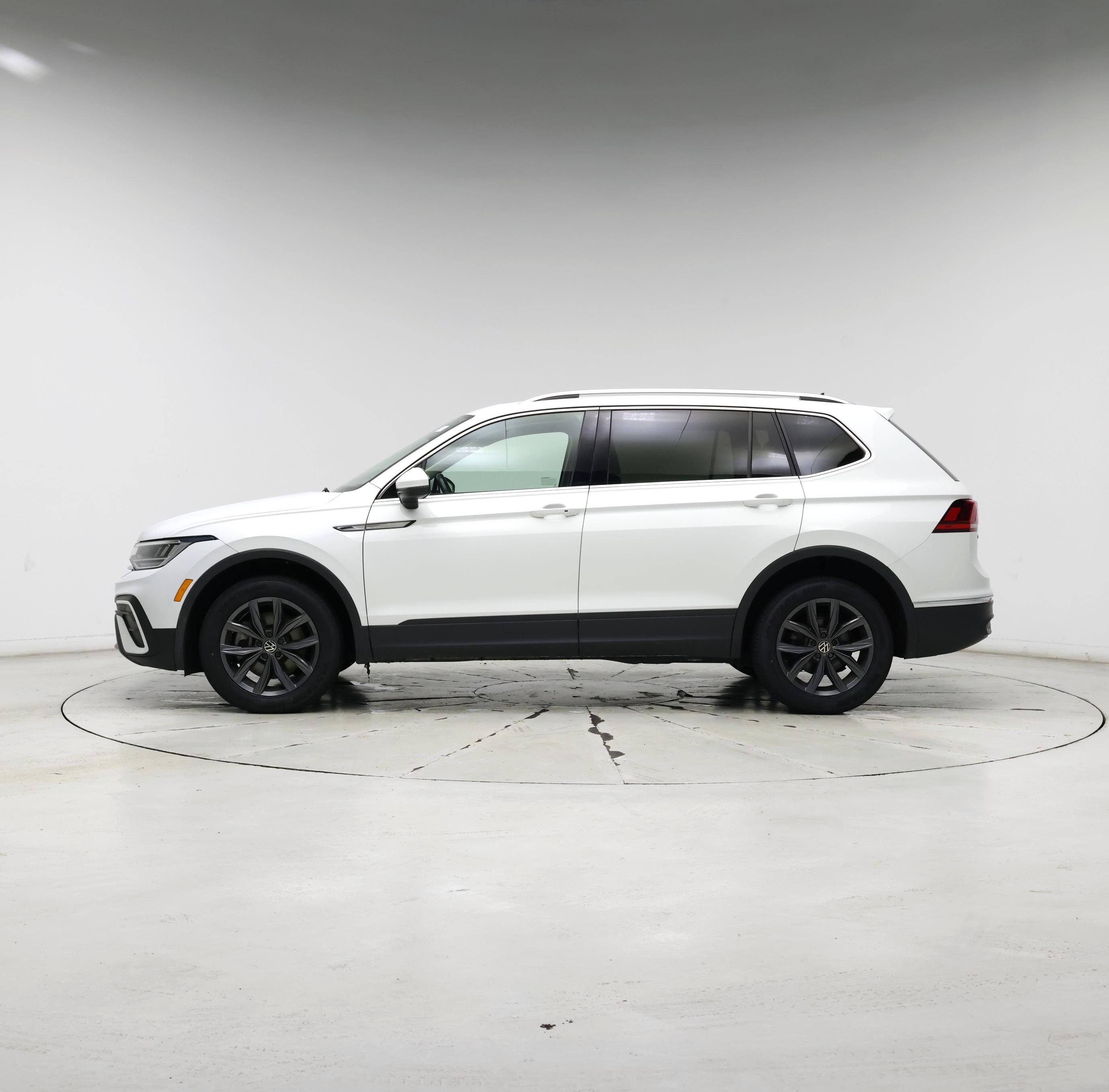 Thumbnail: 2022 Volkswagen Tiguan - 3