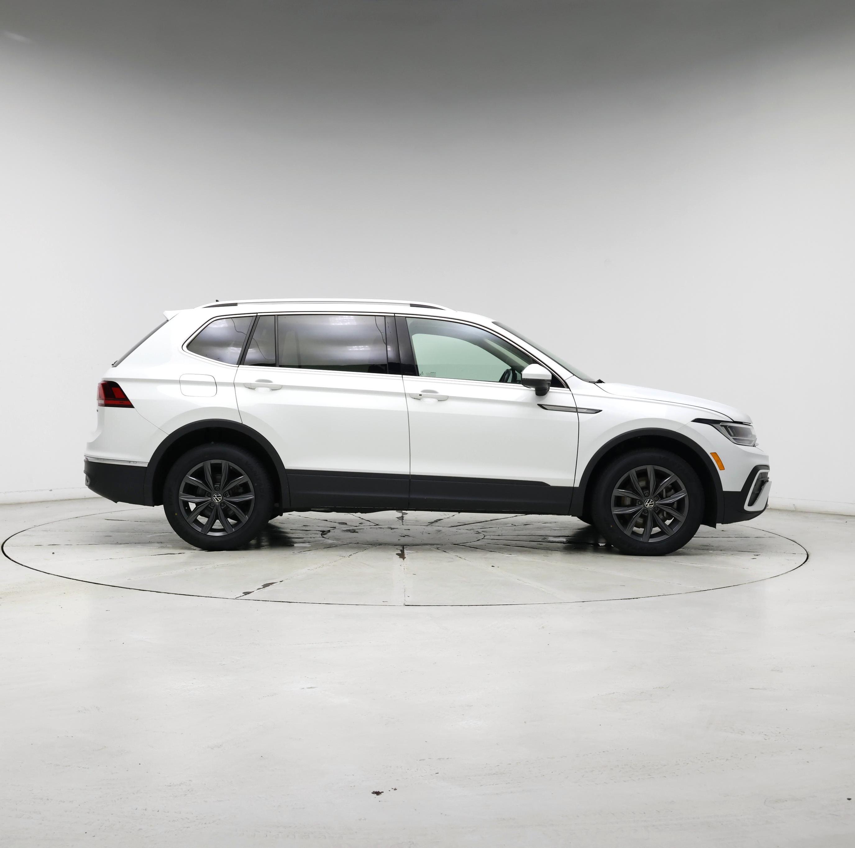 Thumbnail: 2022 Volkswagen Tiguan - 7