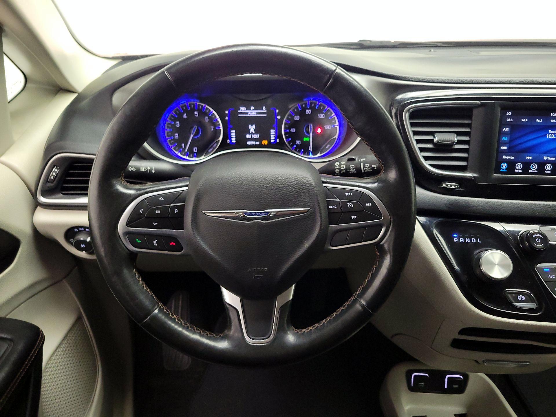 Thumbnail: 2020 Chrysler Pacifica - 10