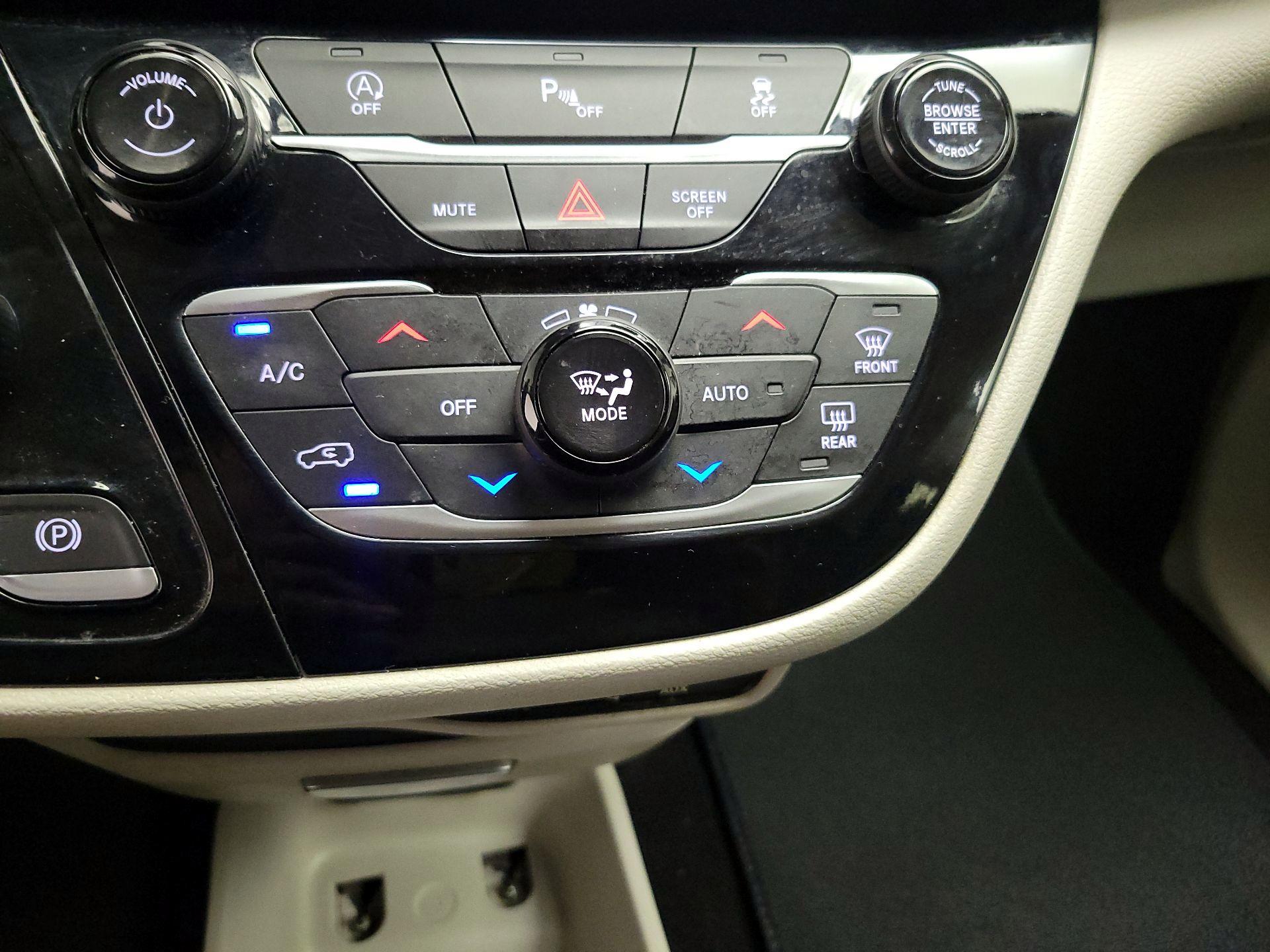 Thumbnail: 2020 Chrysler Pacifica - 16