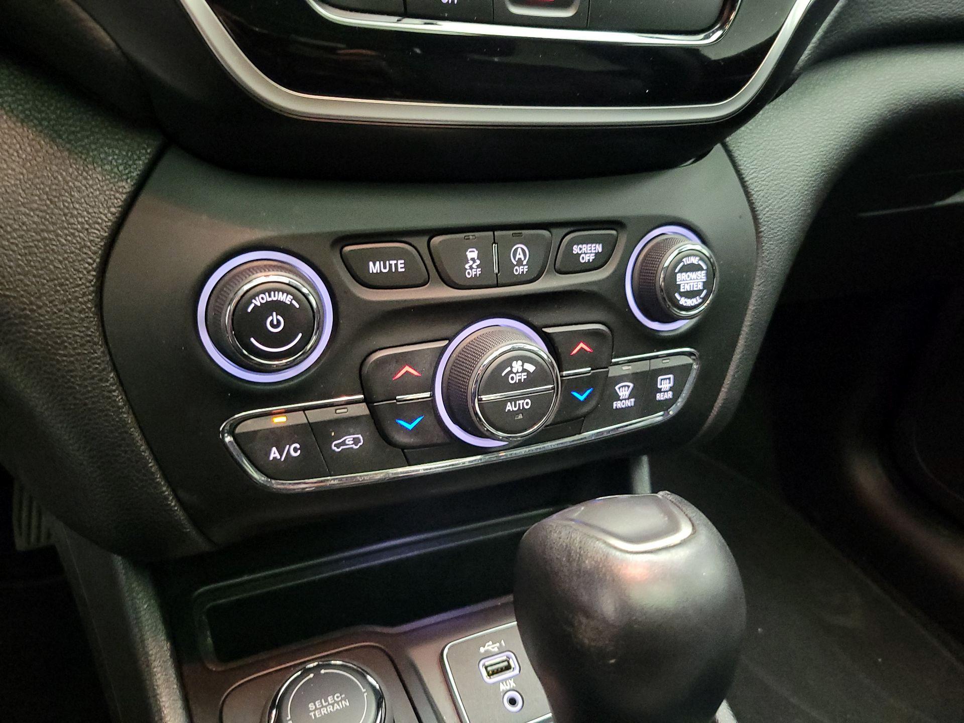 Thumbnail: 2020 Jeep Cherokee - 17