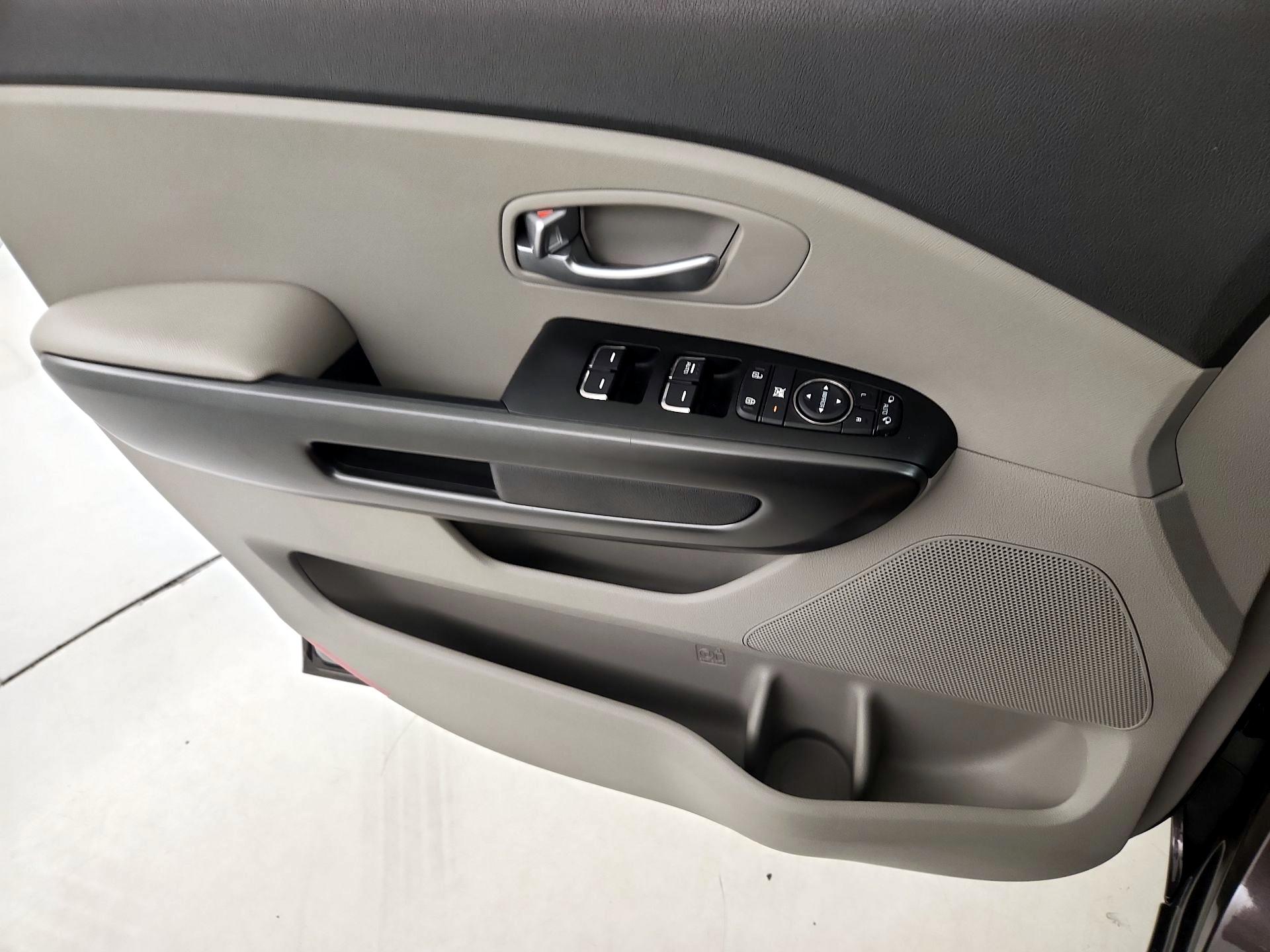 Thumbnail: 2016 Kia Sedona - 12