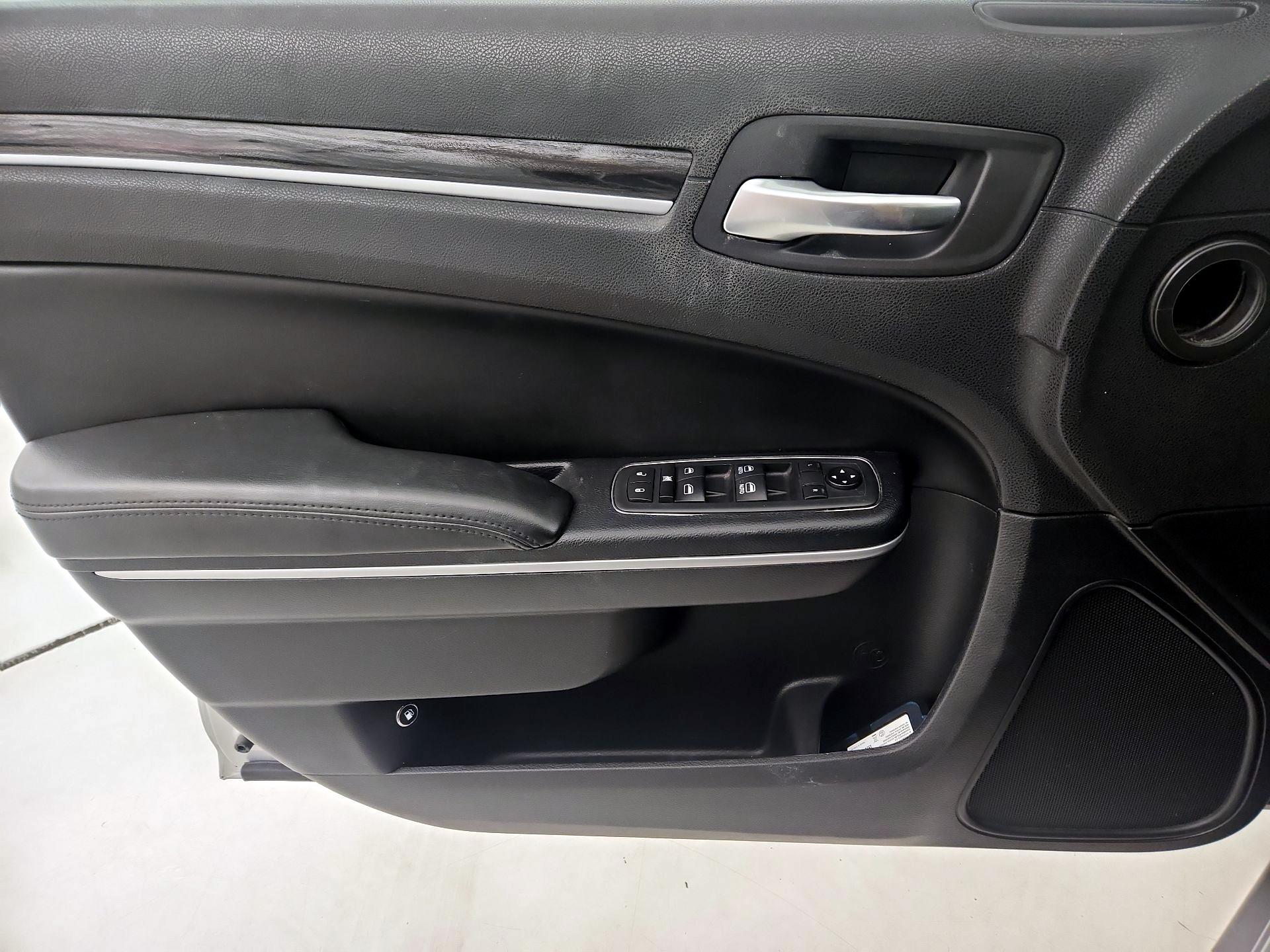 Thumbnail: 2019 Chrysler 300 - 12