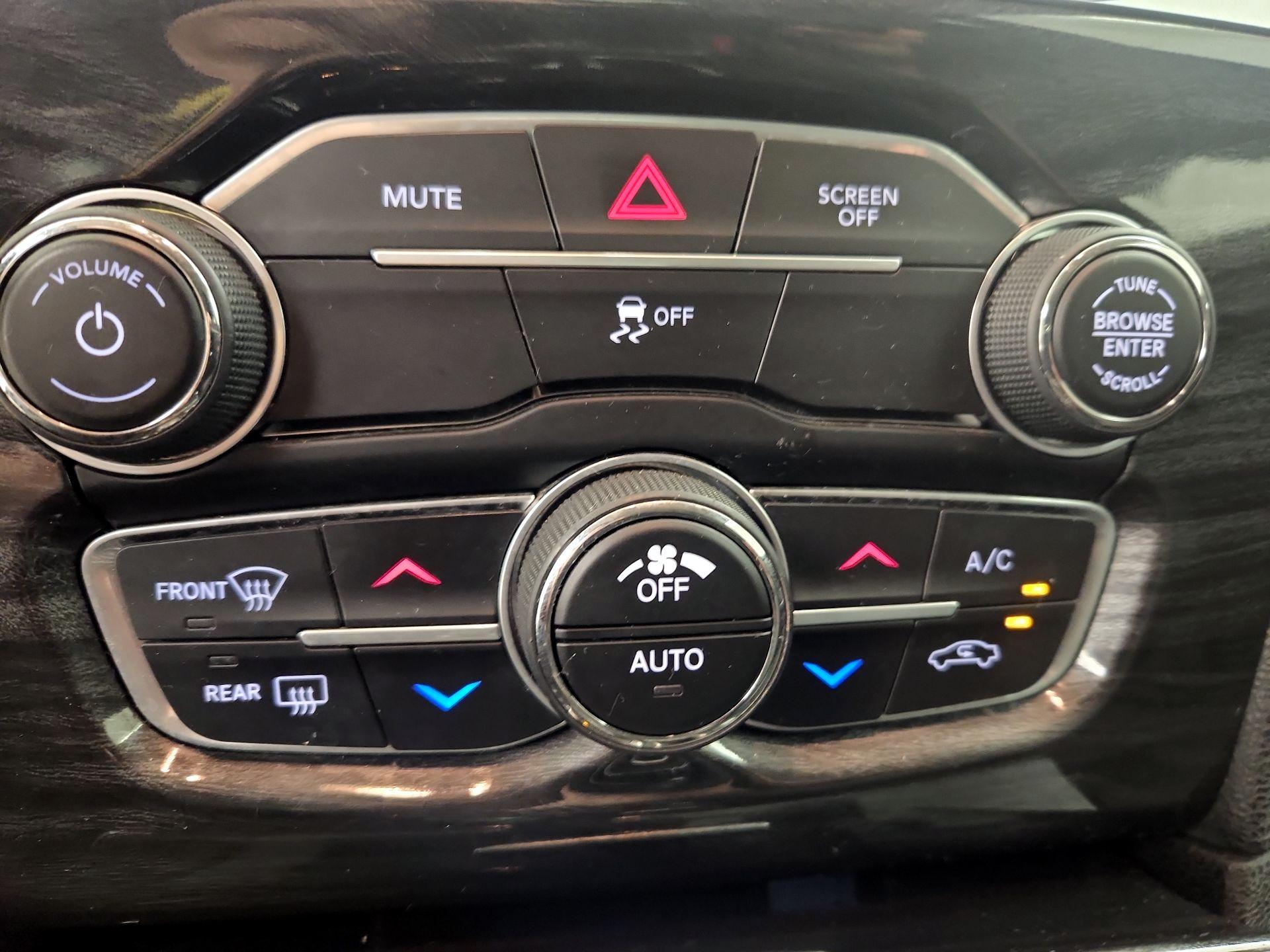 Thumbnail: 2019 Chrysler 300 - 16