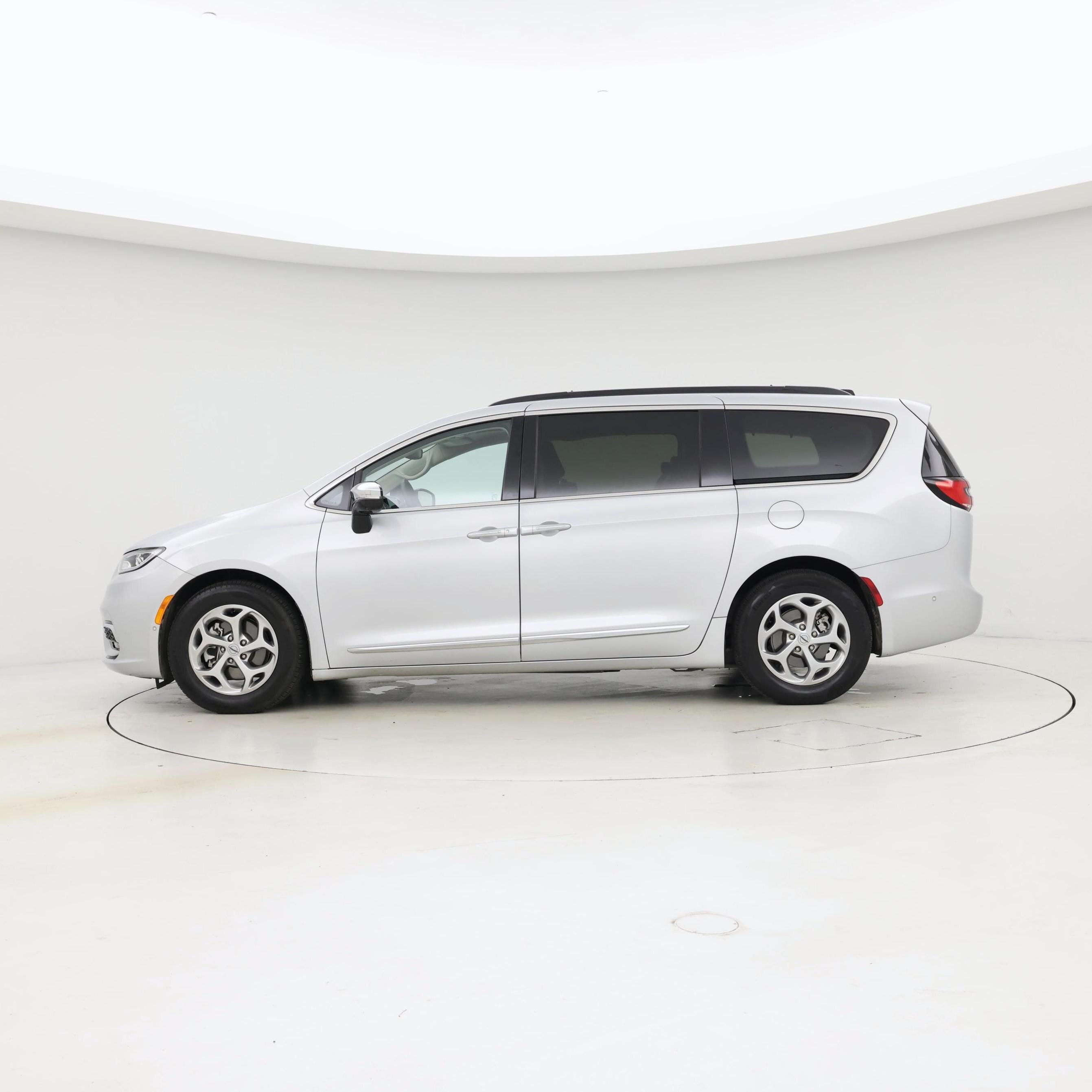 Thumbnail: 2023 Chrysler Pacifica - 3