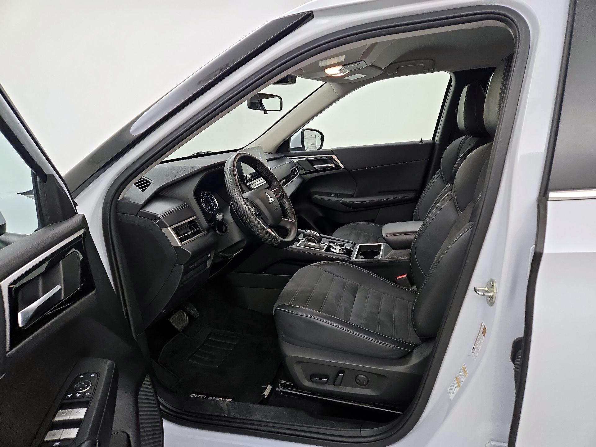 Thumbnail: 2023 Mitsubishi Outlander - 11