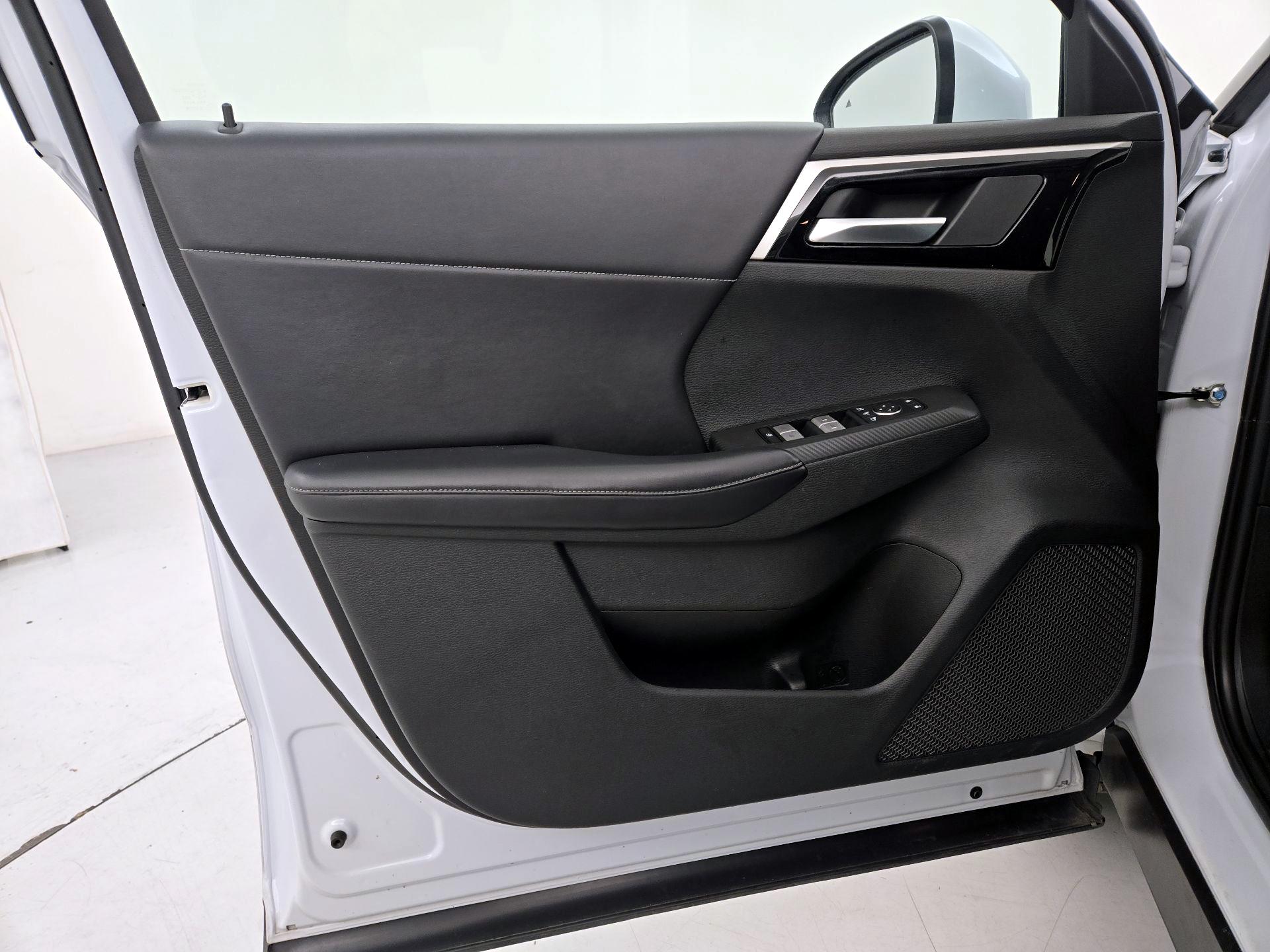 Thumbnail: 2023 Mitsubishi Outlander - 12
