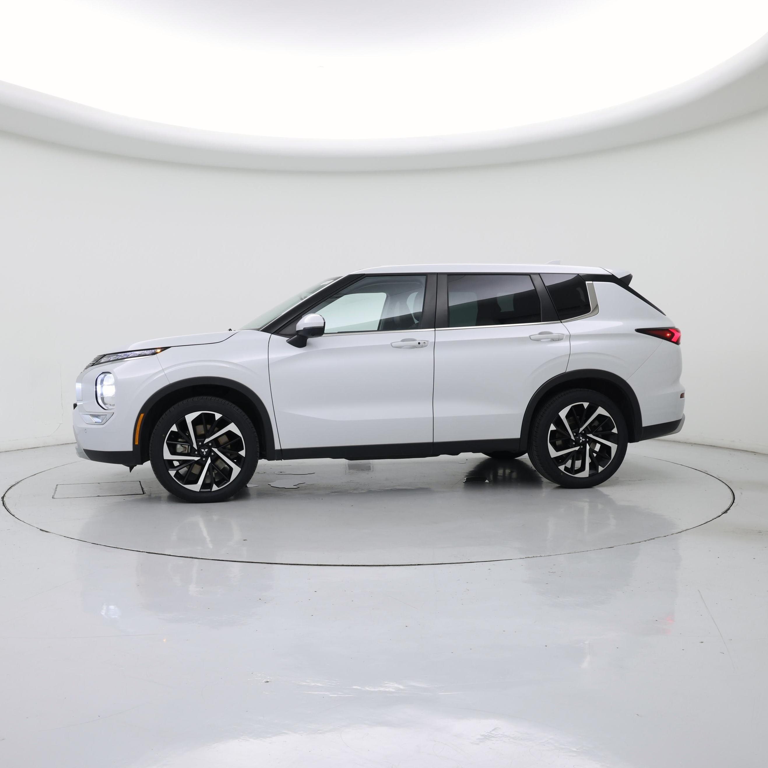 Thumbnail: 2023 Mitsubishi Outlander - 3