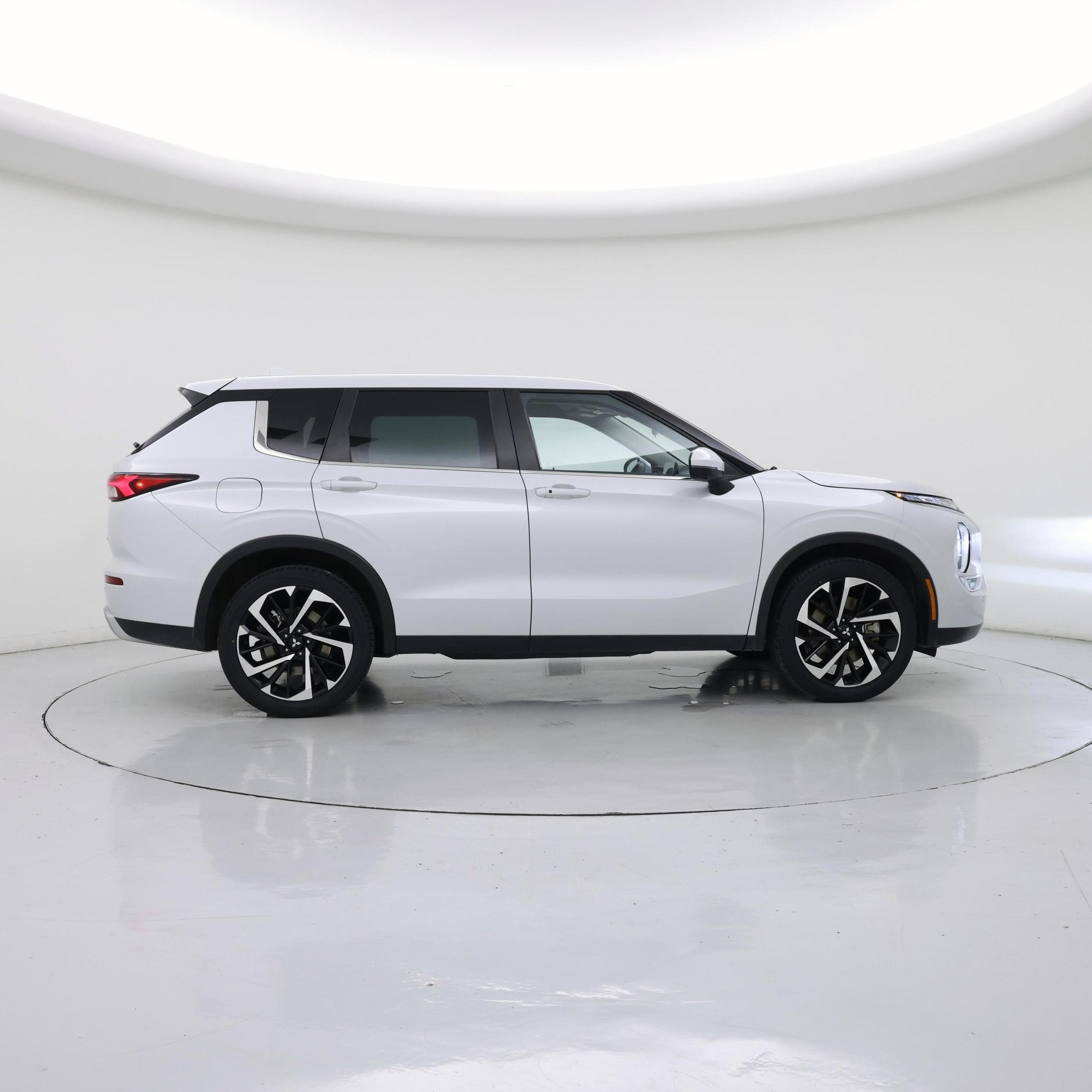 Thumbnail: 2023 Mitsubishi Outlander - 7
