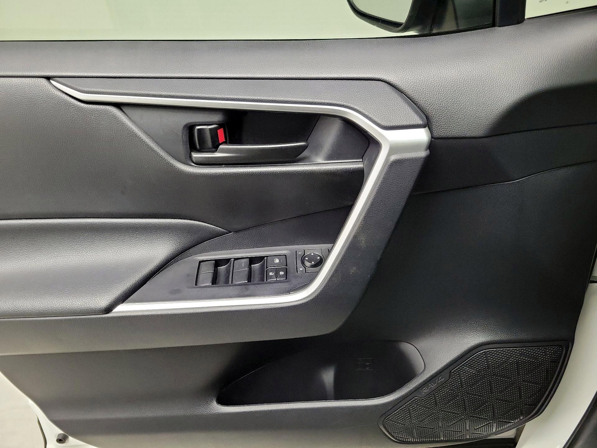 Thumbnail: 2020 Toyota RAV4 - 12