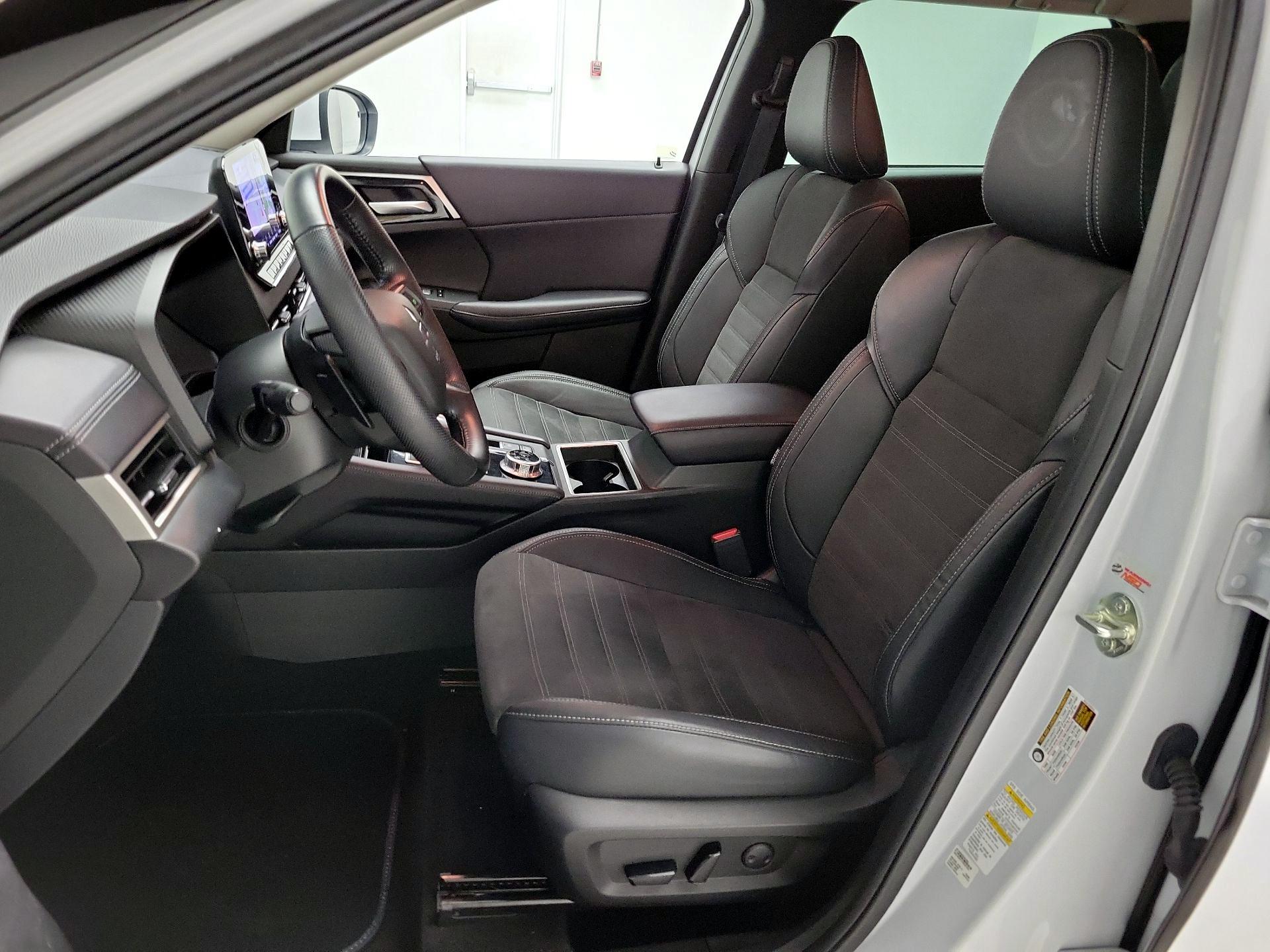 Thumbnail: 2023 Mitsubishi Outlander - 11