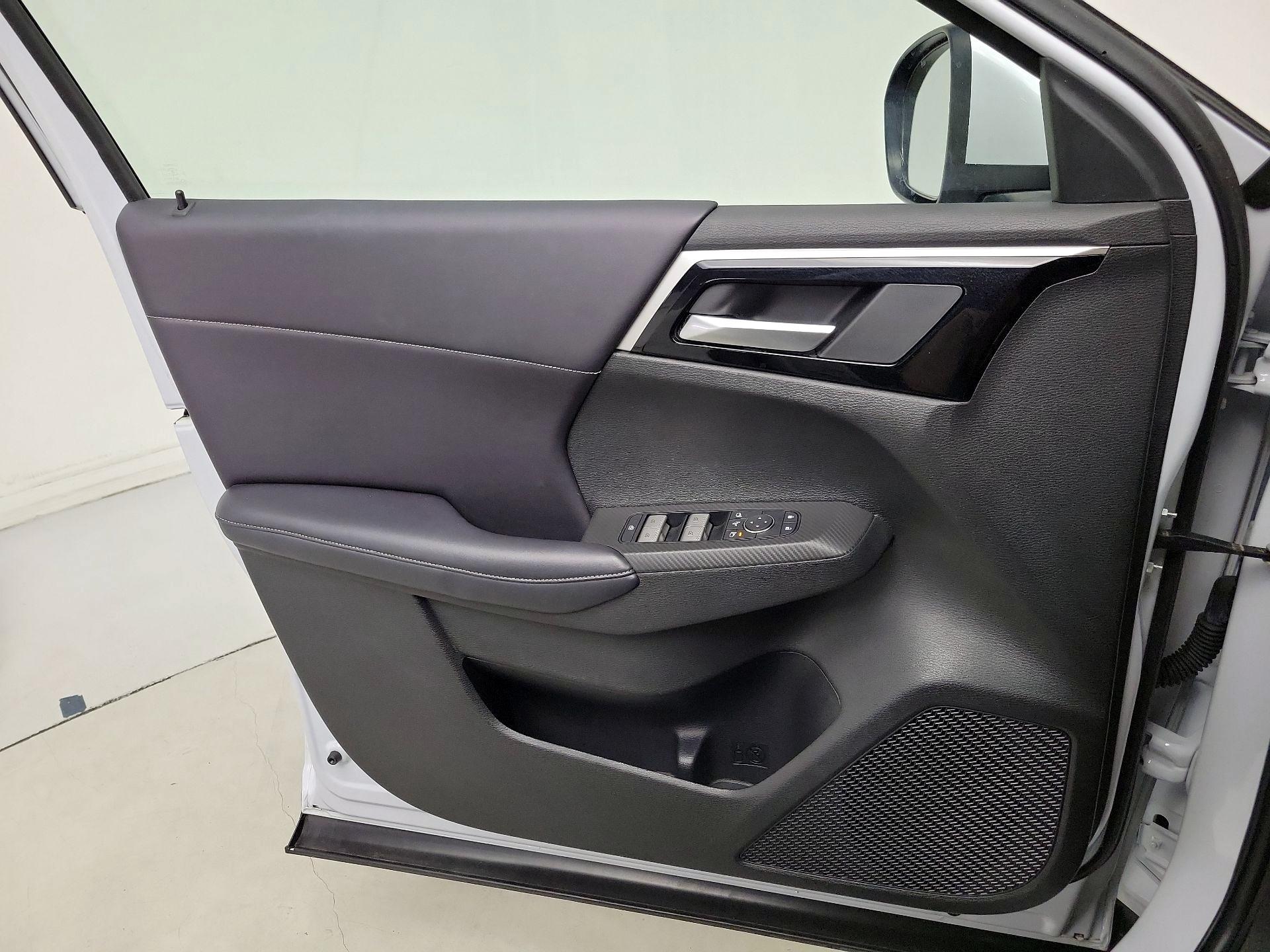 Thumbnail: 2023 Mitsubishi Outlander - 12