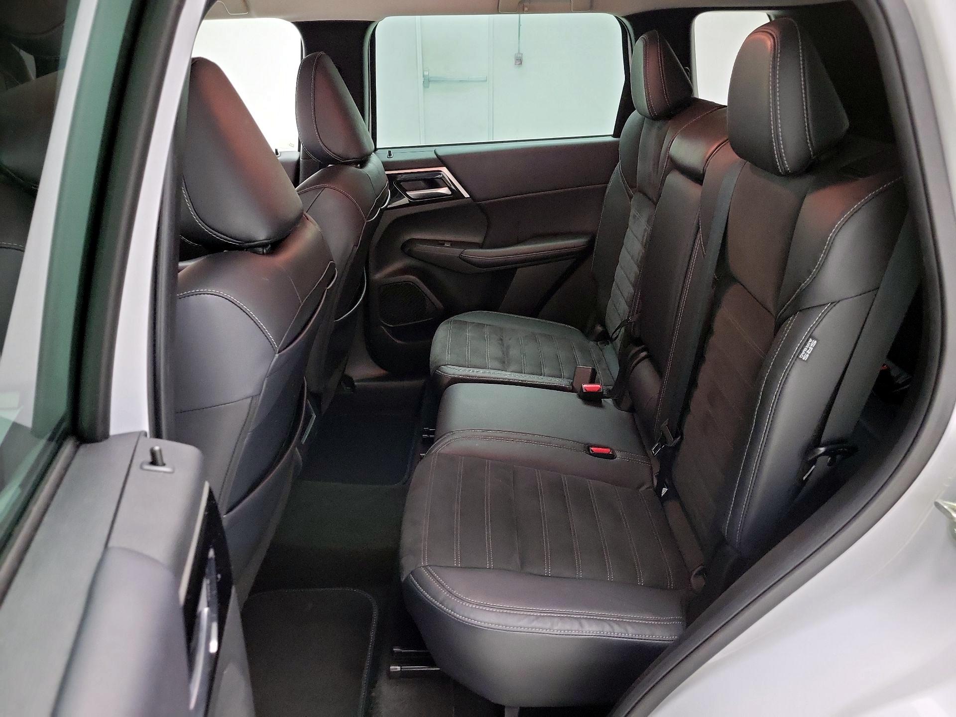 Thumbnail: 2023 Mitsubishi Outlander - 20