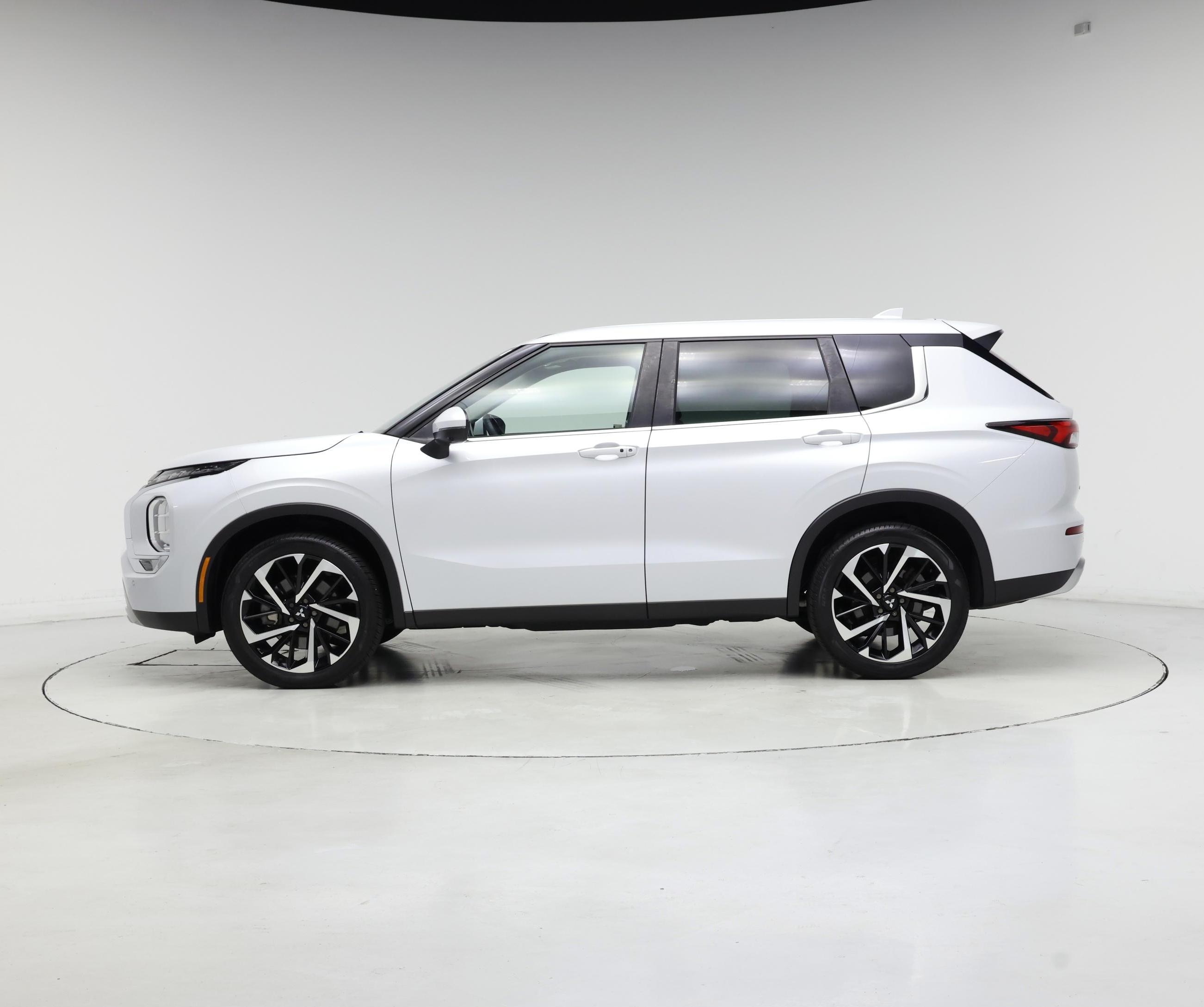Thumbnail: 2023 Mitsubishi Outlander - 3