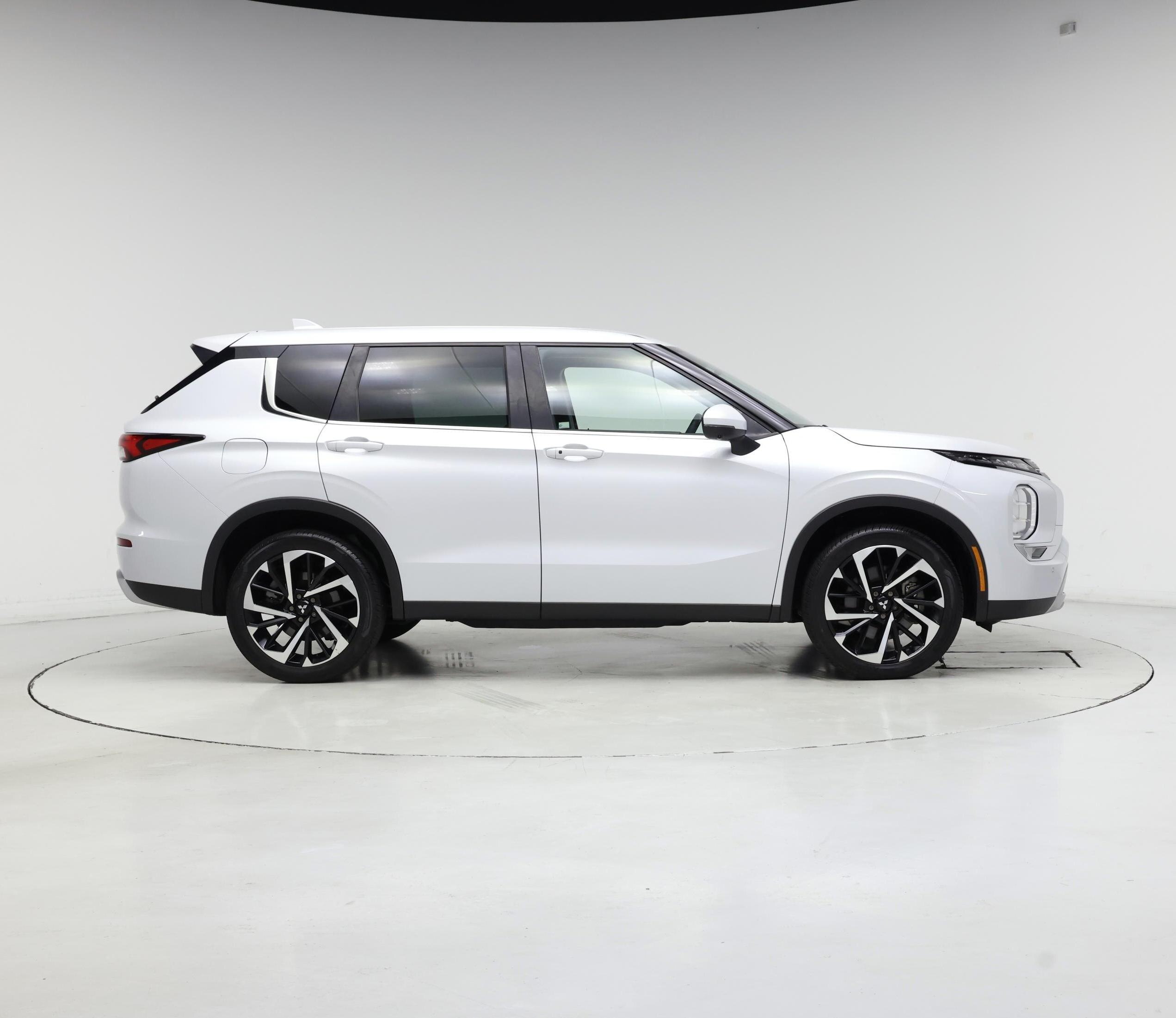 Thumbnail: 2023 Mitsubishi Outlander - 7