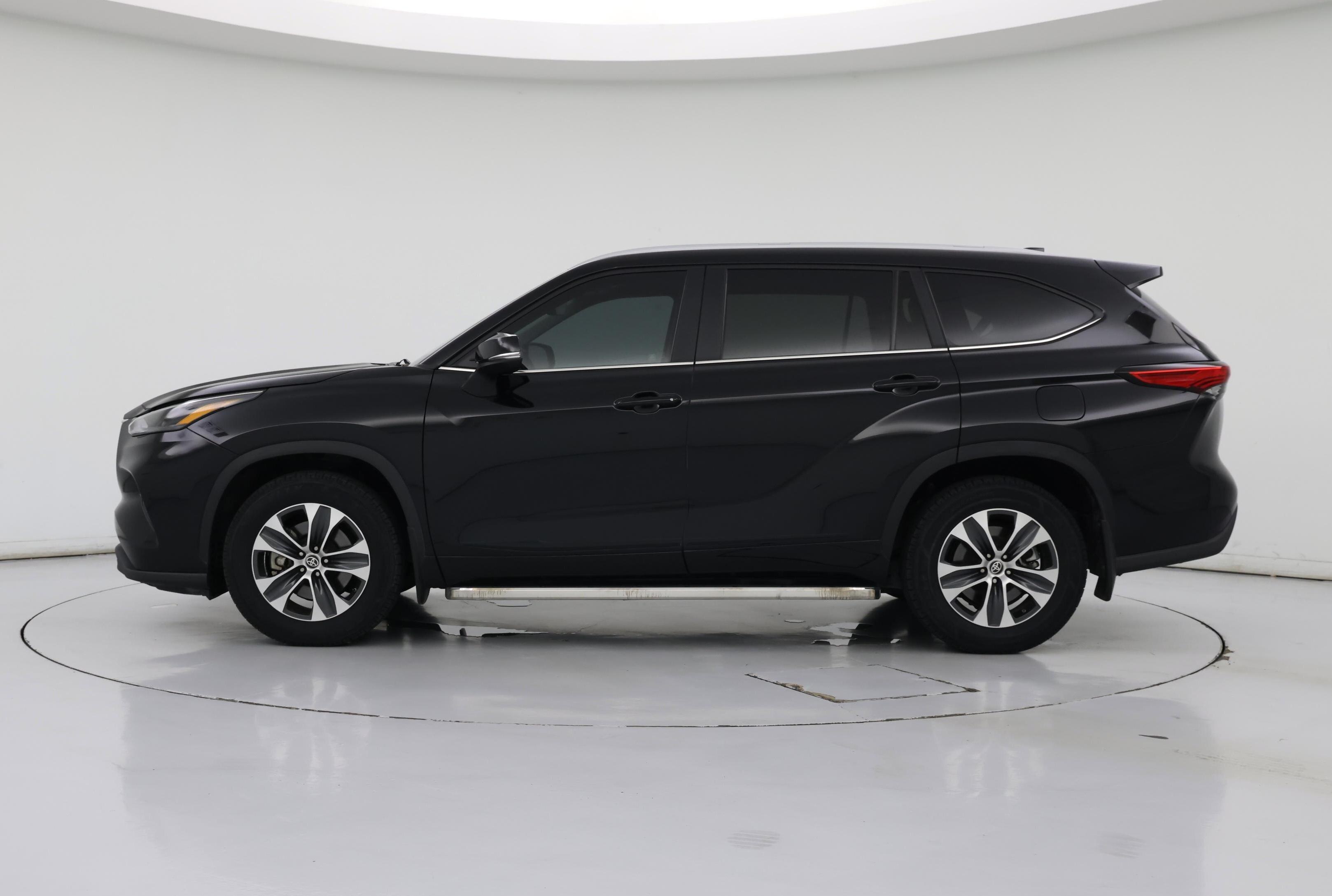 Thumbnail: 2023 Toyota Highlander - 3
