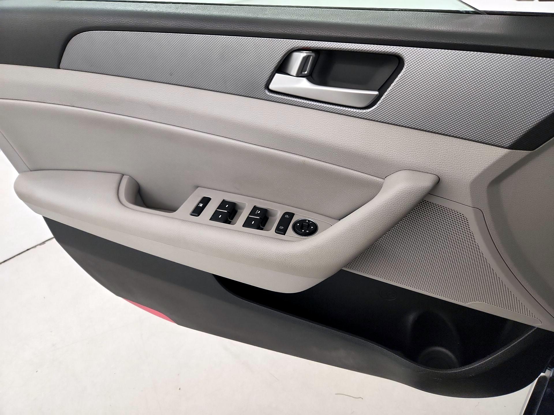 Thumbnail: 2016 Hyundai Sonata - 12