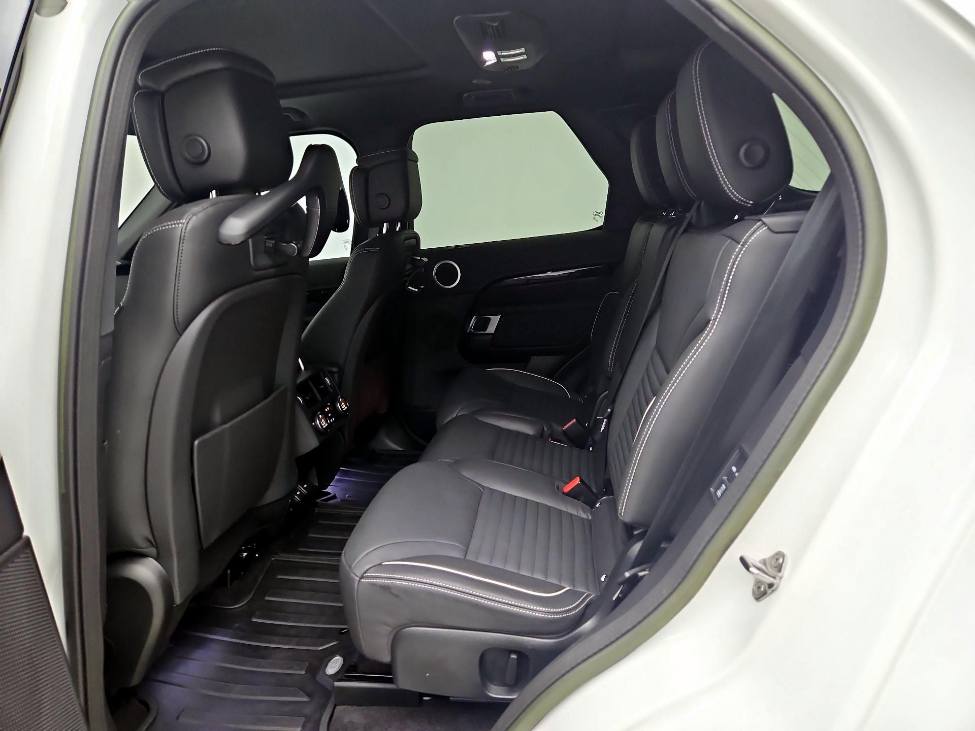 Thumbnail: 2023 Land Rover Discovery - 20