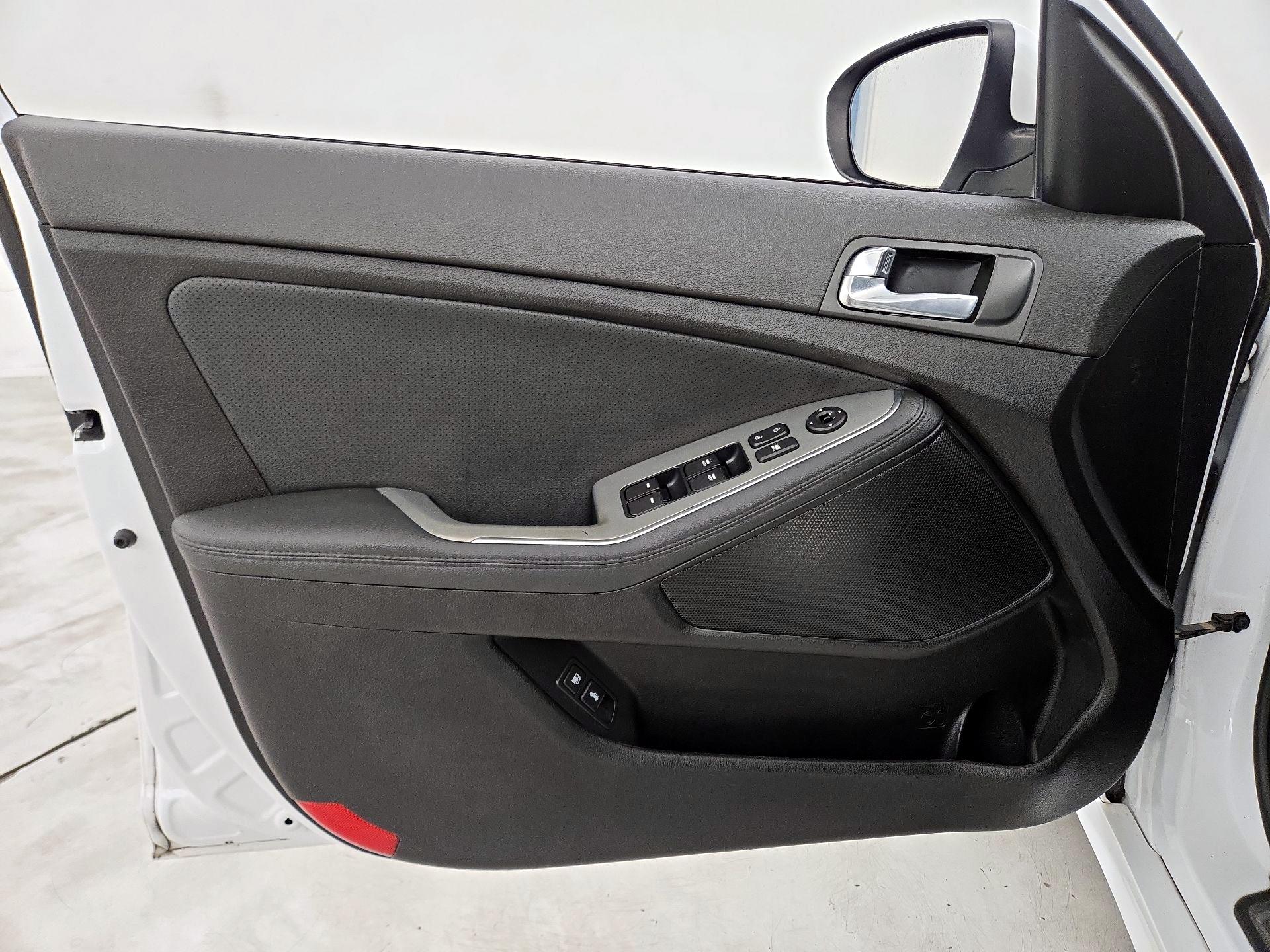 Thumbnail: 2015 Kia Optima - 12