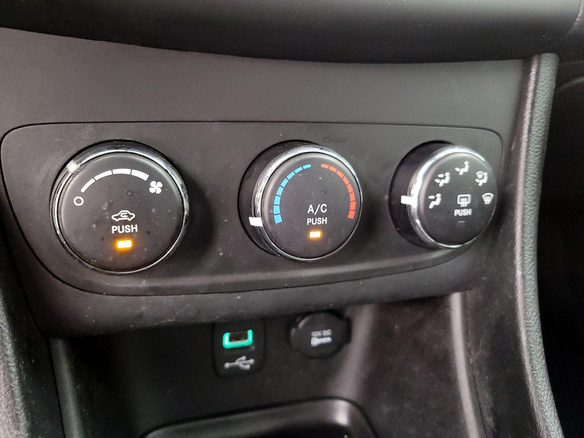 Thumbnail: 2014 Dodge Avenger - 14